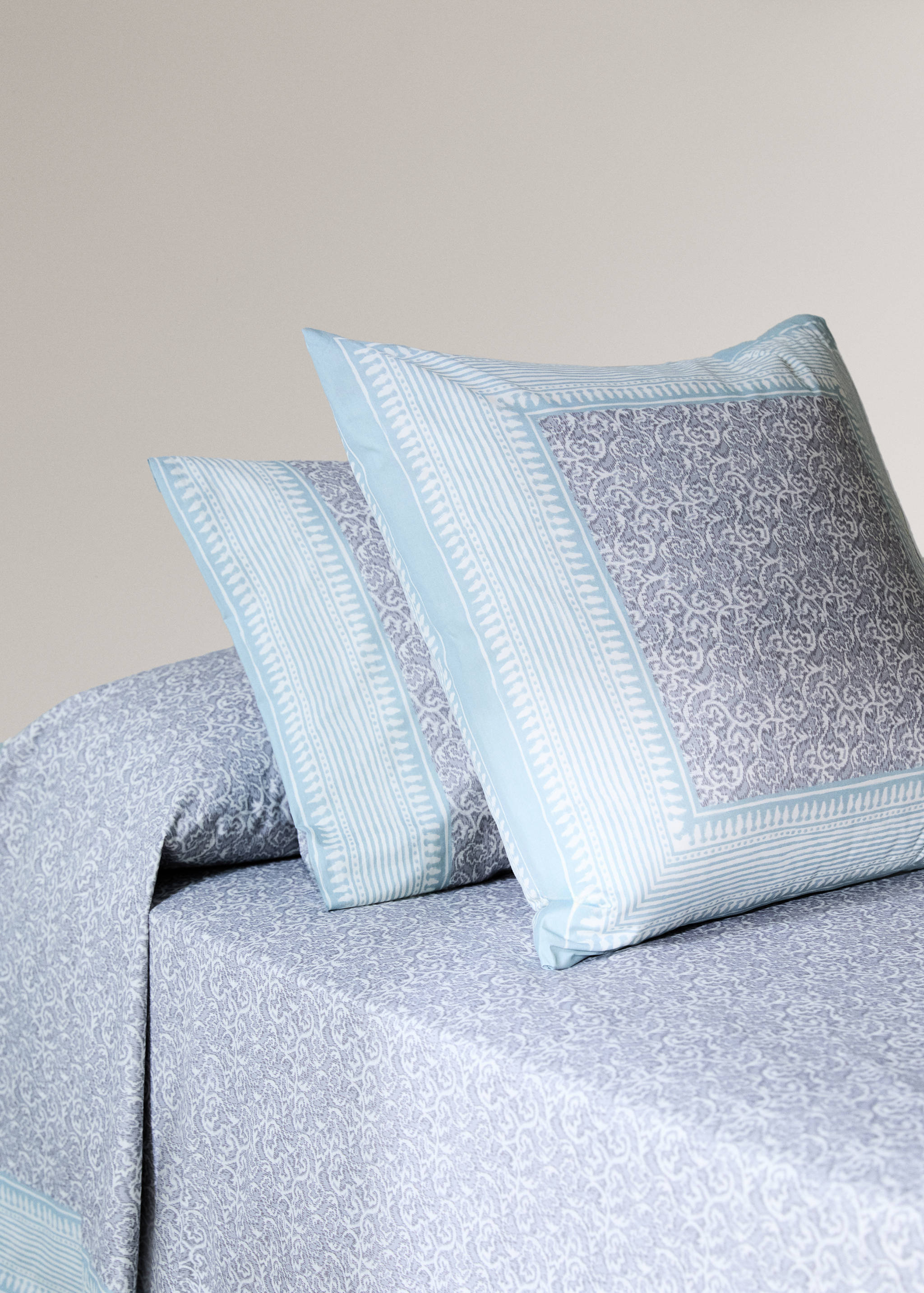 Two percale pillowcases with decorative floral border and striped trim 50x75 cm - General plane