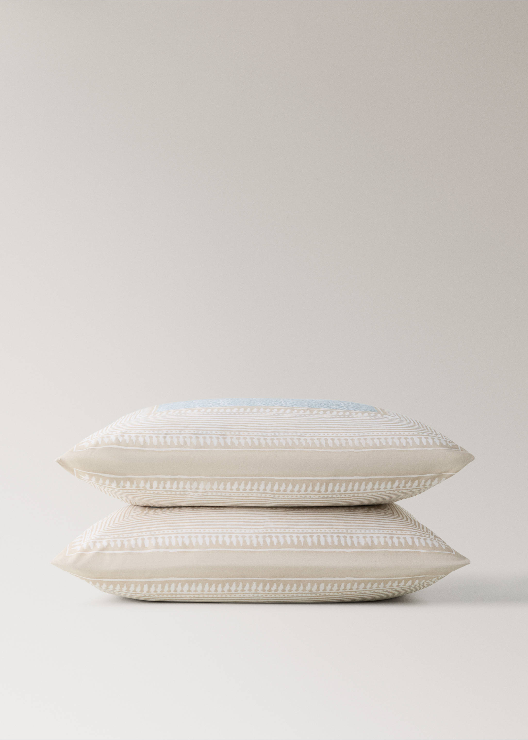 Dvije jastučnice od pamučnog perkala s ukrasnim cvjetnim motivom i prugastim obrubom 60 x 60 cm - Detalji artikla 3, Pastelna zelena. Ref: 27012969-00.