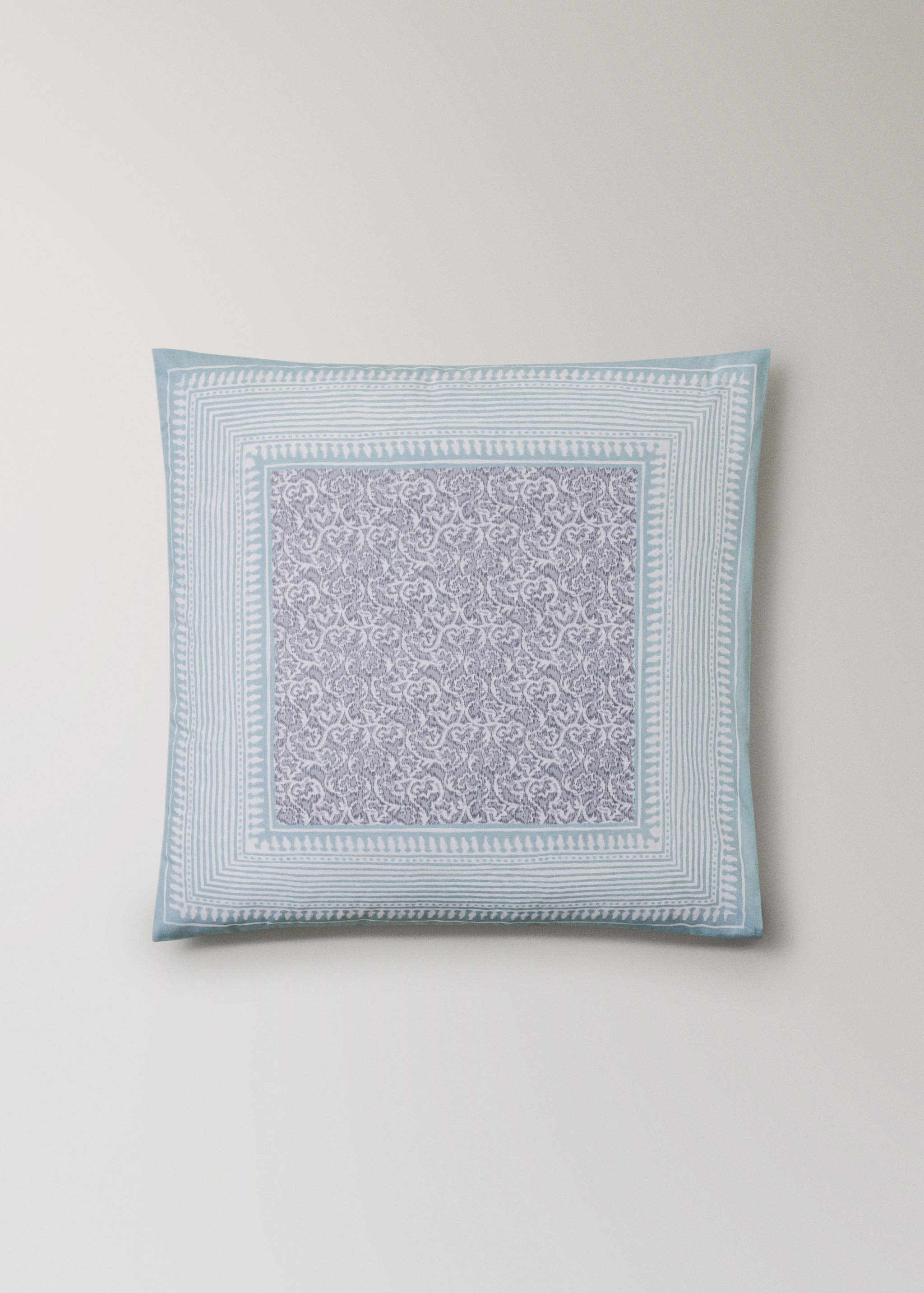 Δύο μαξιλαροθήκες από βαμβακερό περκάλι με διακοσμητικό λουλούδι και ρίγες, 60x60 cm. - Προϊόν χωρίς μοντέλο