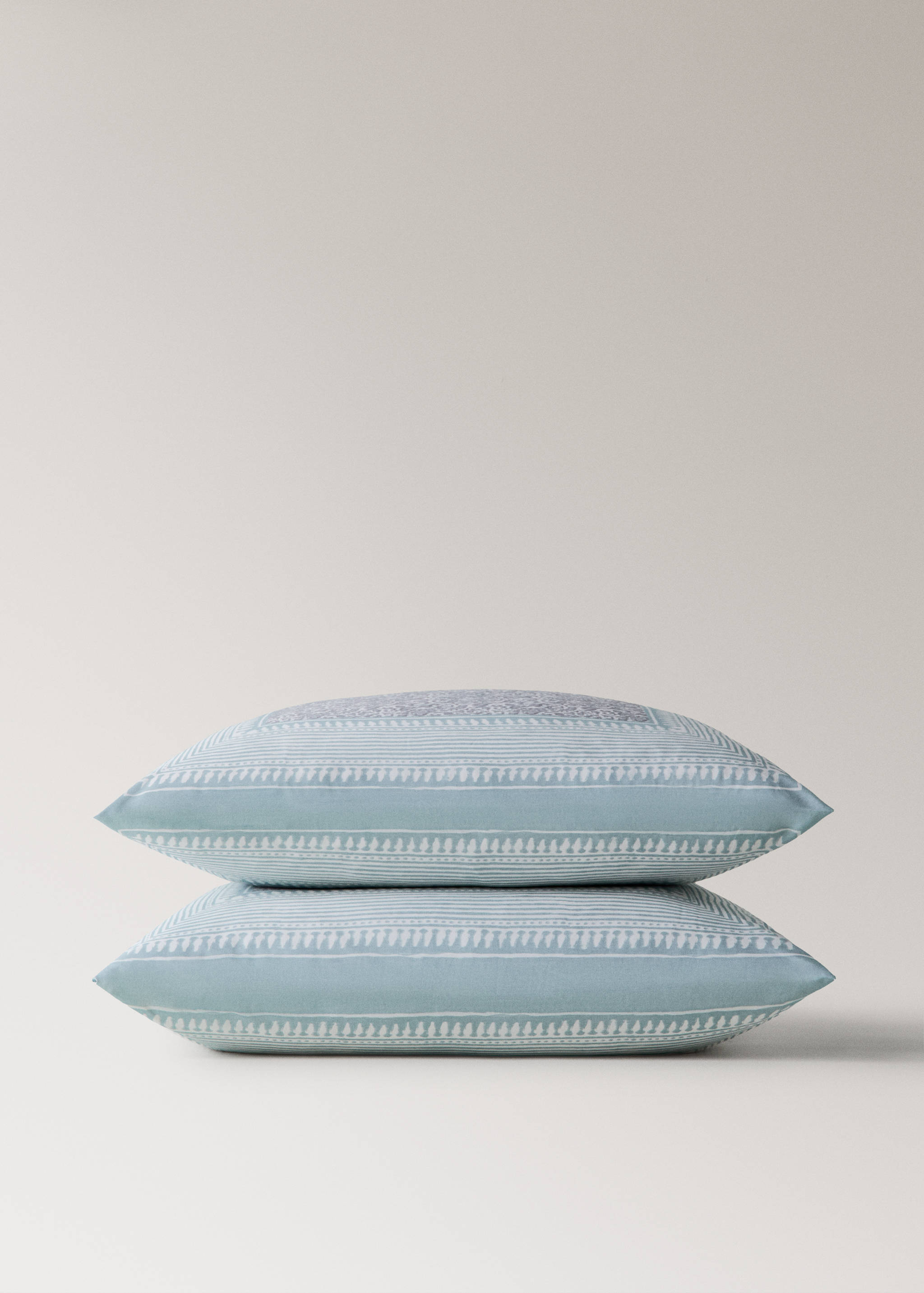 Δύο μαξιλαροθήκες από βαμβακερό περκάλι με διακοσμητικό λουλούδι και ρίγες, 60x60 cm. - Λεπτομέρεια του προϊόντος 3