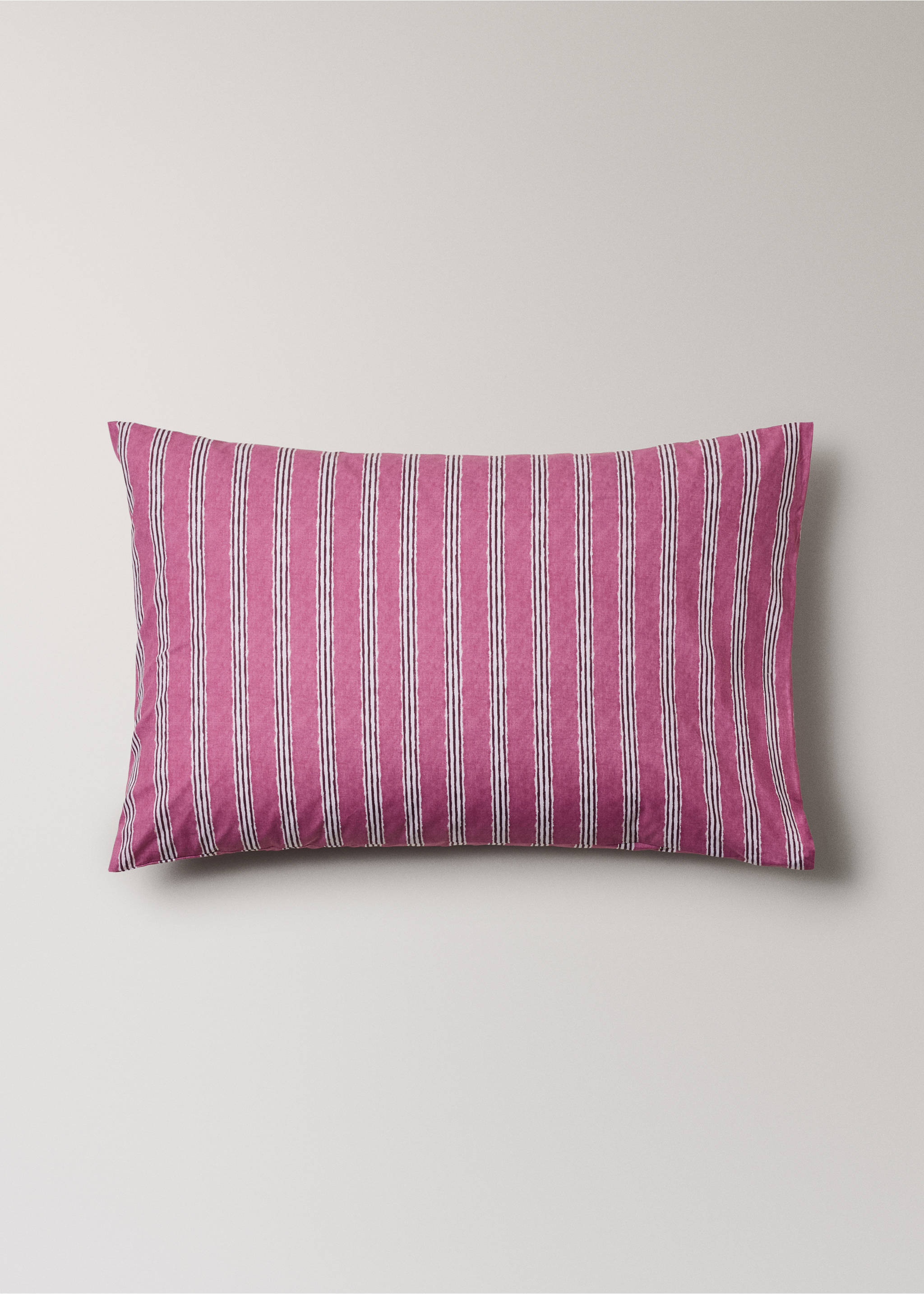 Deux taies d’oreiller percale de coton rayures tricolores 50x75 cm - Article sans modèle, Cerise. Ref: 27012971-00.