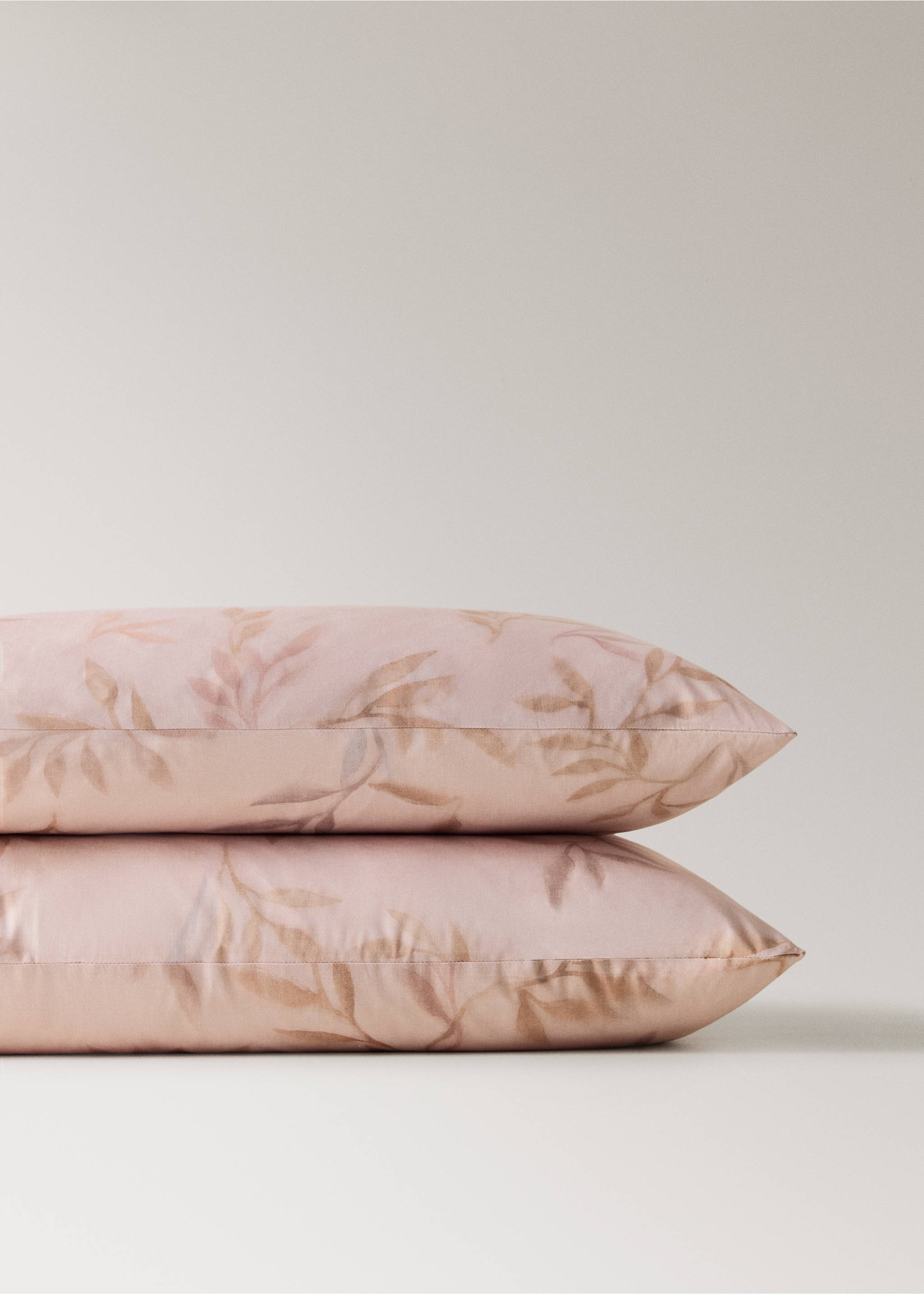 Dwie poszewki na poduszki z bawełnianego perkalu z nadrukiem liści 50x75cm - Szczegóły artykułu 3, Brzoskwiniowy. Ref: 27012974-00.