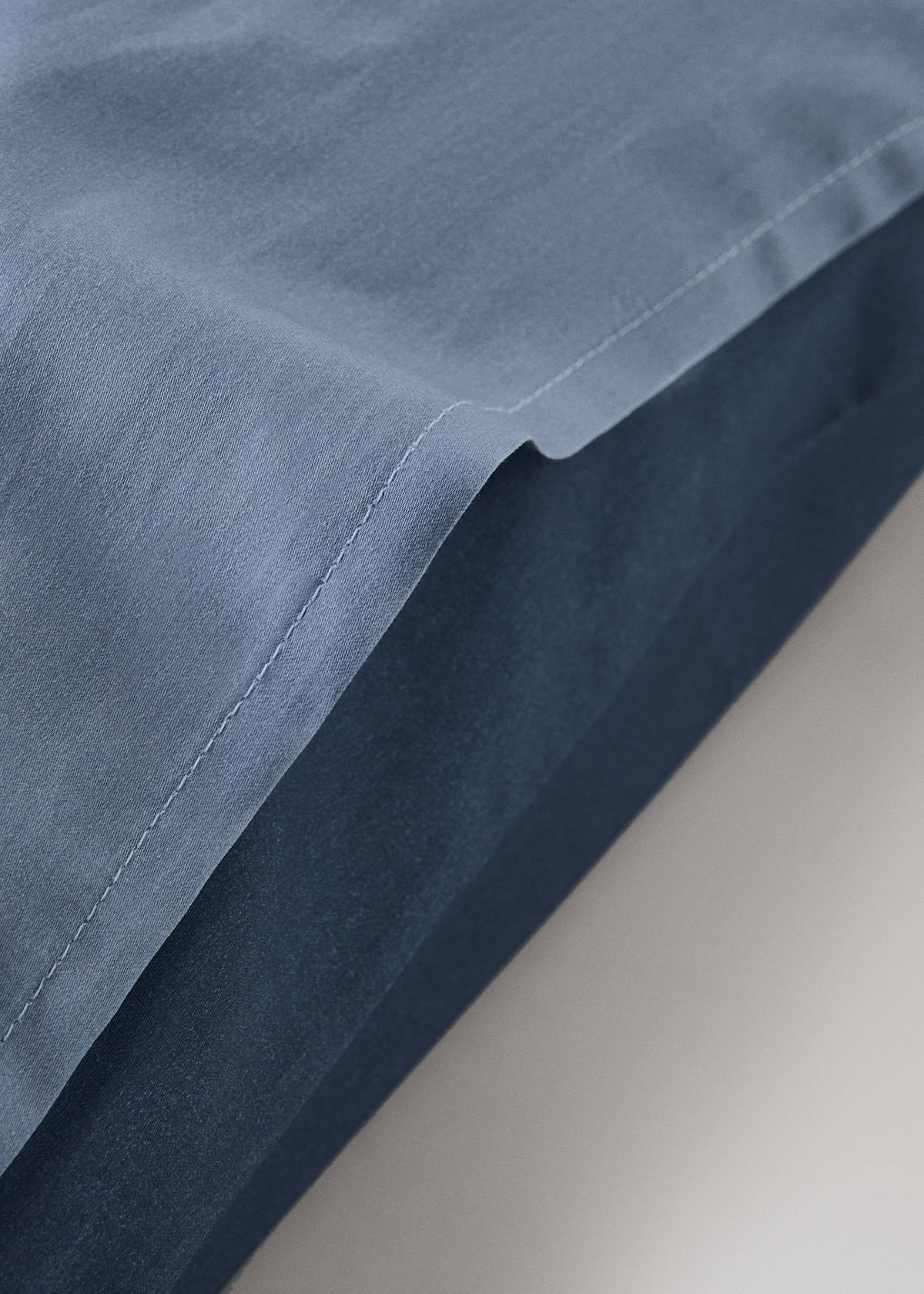 Two 60x60cm cotton satin ombré pillow covers — Blue
