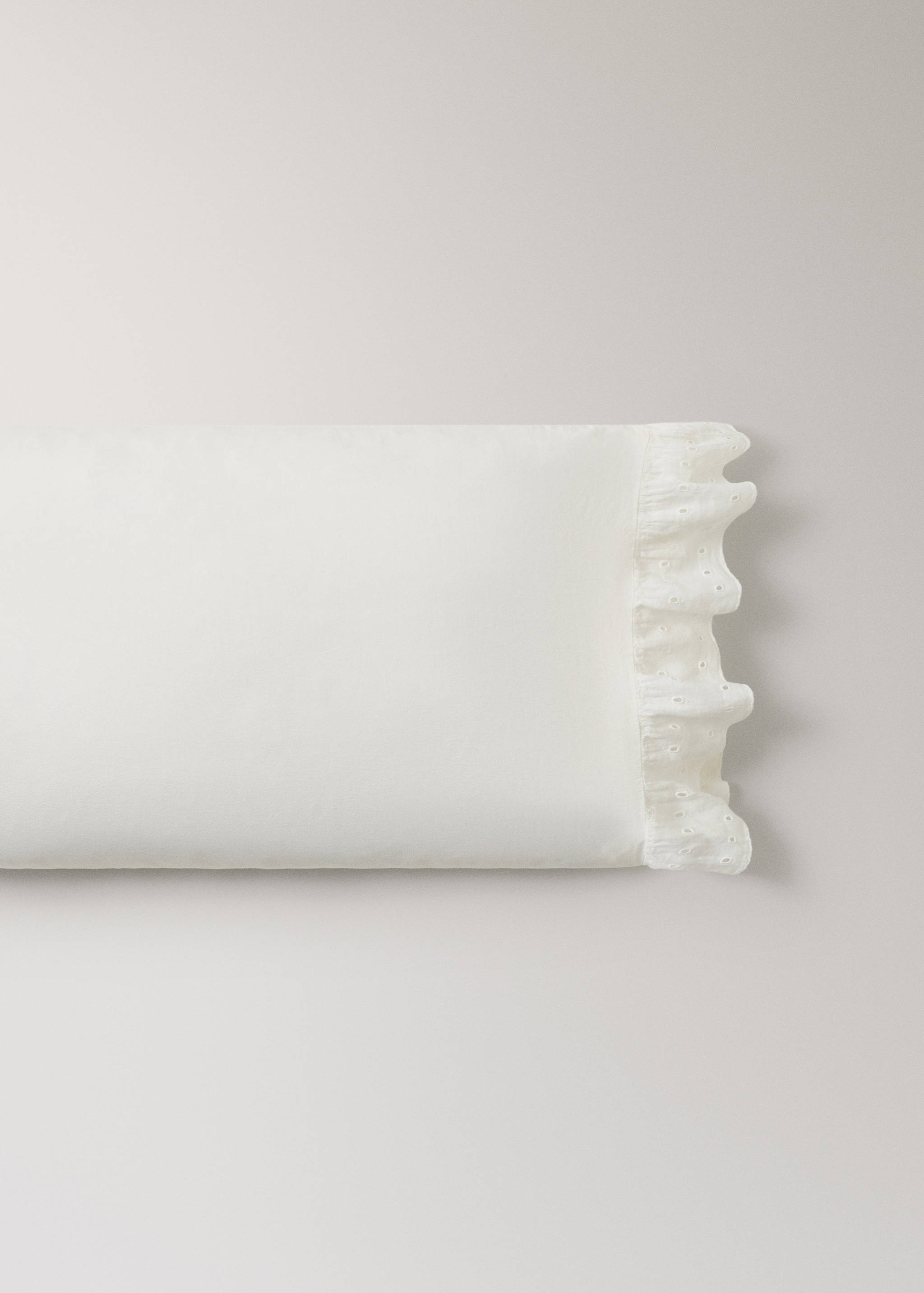 Cotton garment-dyed pillowcase with linen ruffle 45x110 cm - Article without model