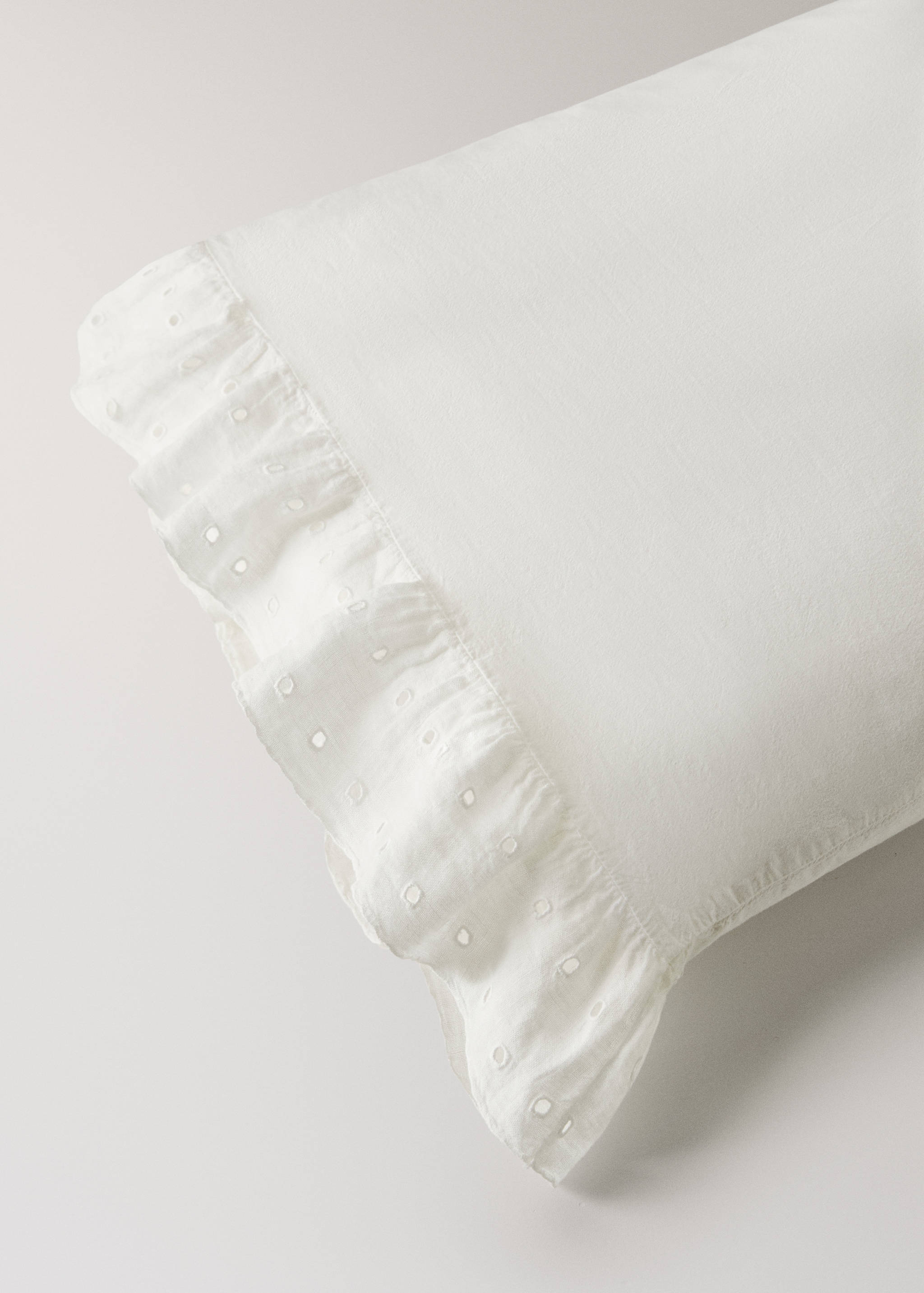 Cotton garment-dyed pillowcase with linen ruffle 45x110 cm - Details of the article 2