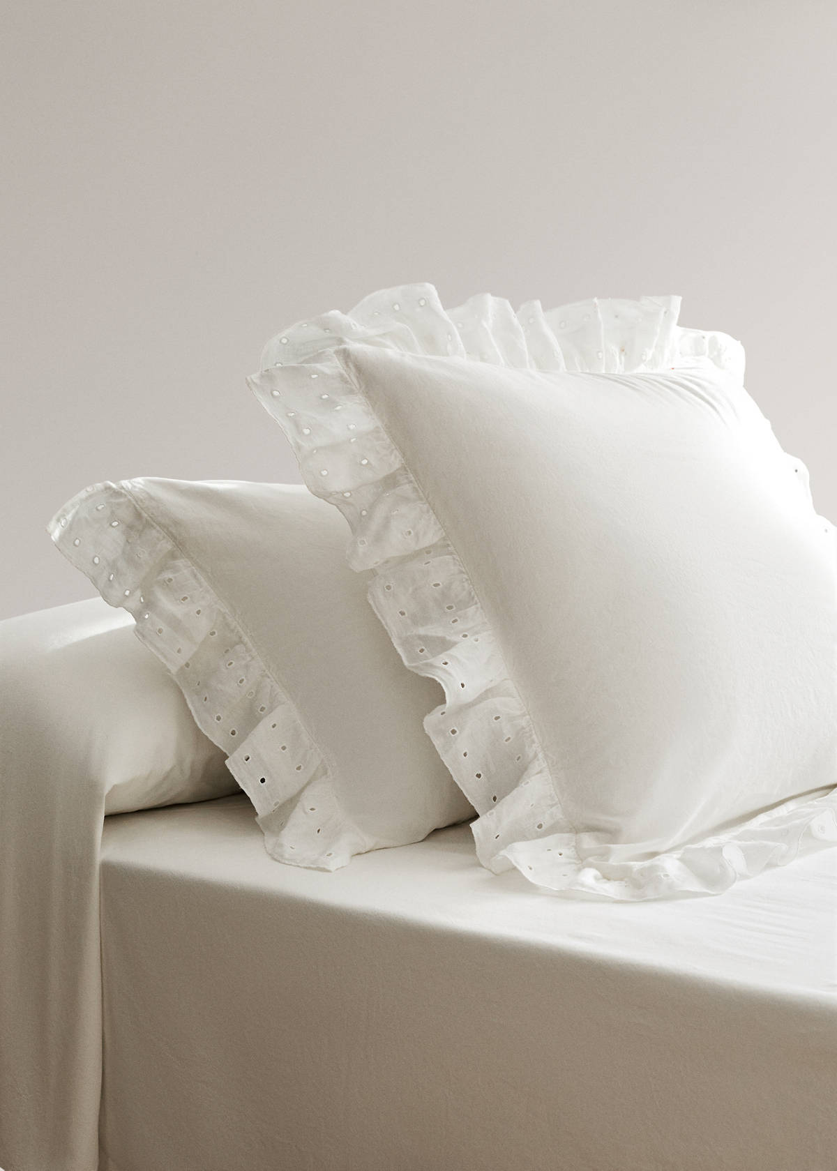 Two cotton garment-dyed pillowcases with linen ruffle 50x75 cm — Off White