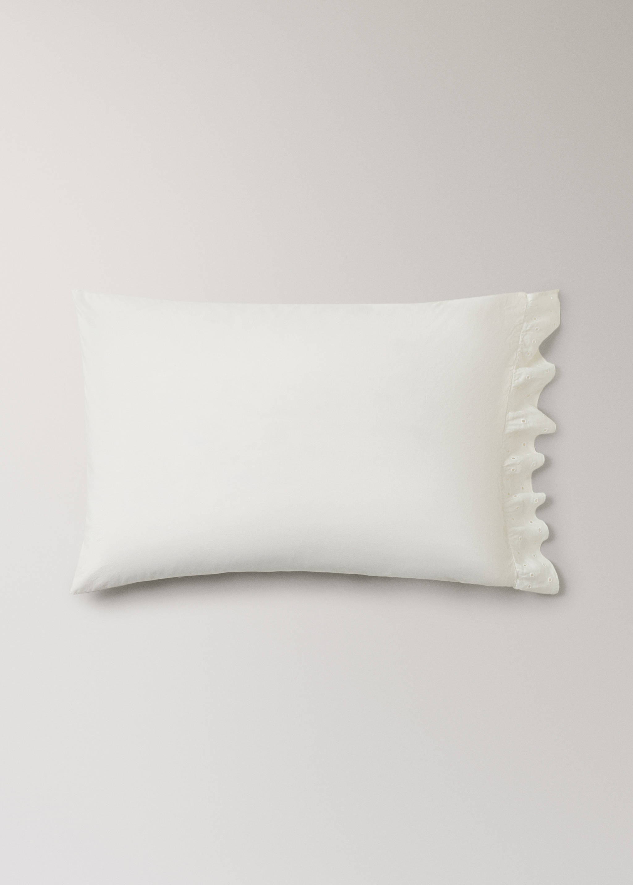 Dwie poszewki na poduszki z bawełny garment-wash z falbaną z lnu 50x75 cm - Artykuł bez modela/modelki