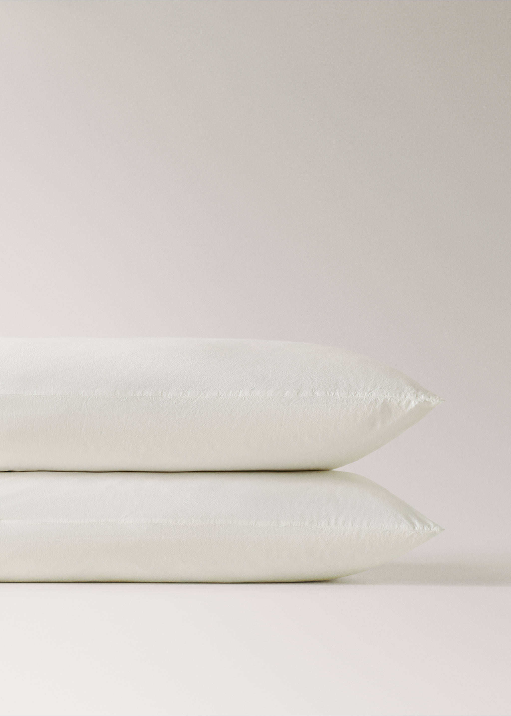 Dwie poszewki na poduszki z bawełny garment-wash z falbaną z lnu 50x75 cm - Szczegóły artykułu 1, Złamana biel. Ref: 27012981-00.