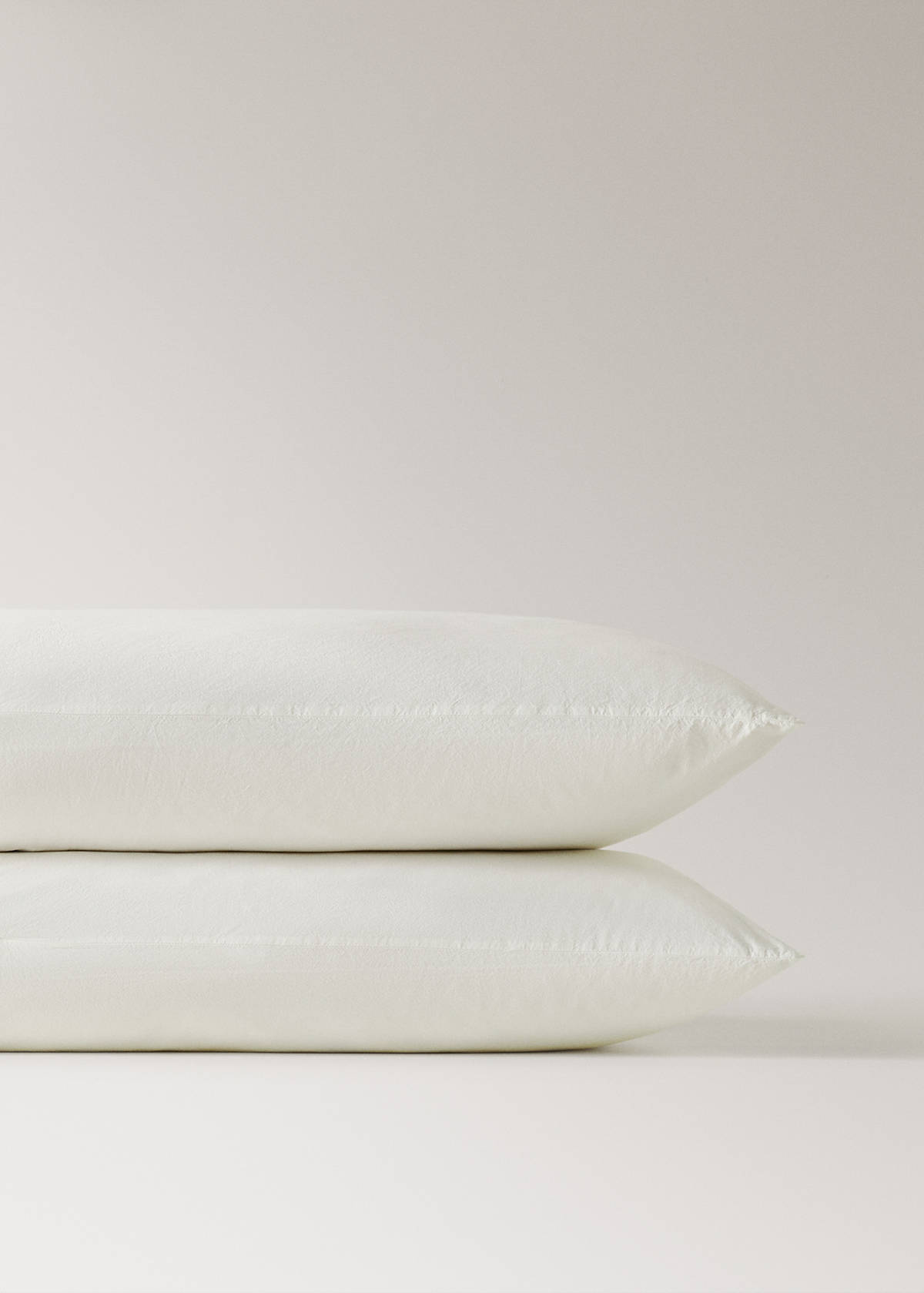 Two cotton garment-dyed pillowcases with linen ruffle 50x75 cm — Off White