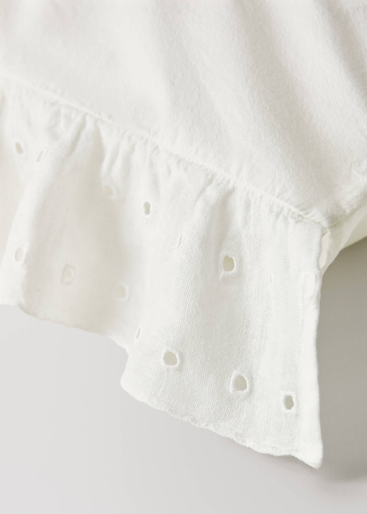 Two cotton garment-dyed pillowcases with linen ruffle 50x75 cm — Off White