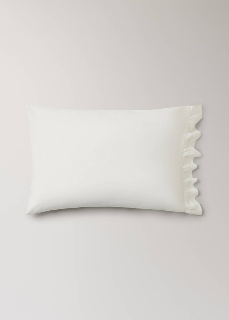 Two cotton garment-dyed pillowcases with linen ruffle 50x75 cm — Off White