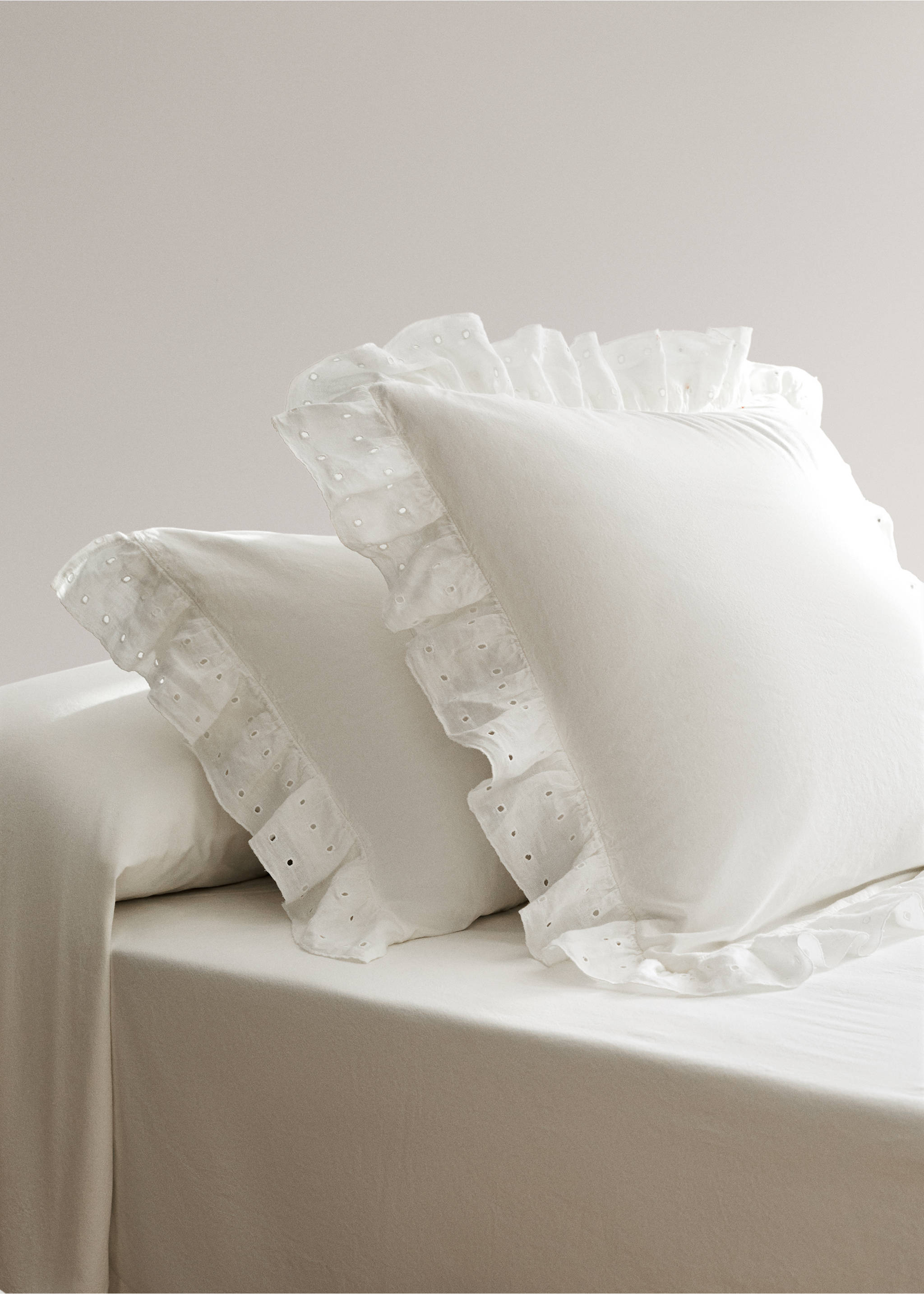 Two cotton garment-dyed pillowcases with linen ruffle 60x60 cm - General plane, Off White. Ref: 27012982-00.