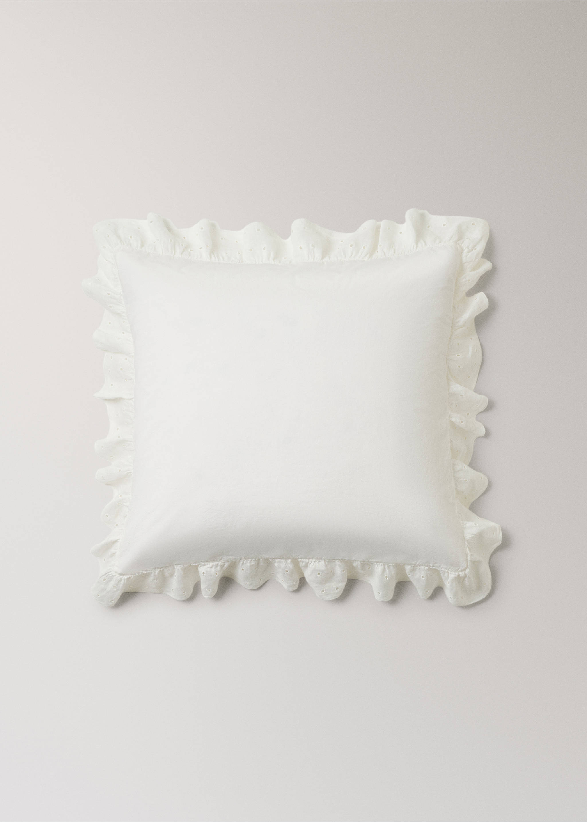 Two cotton garment-dyed pillowcases with linen ruffle 60x60 cm - Article without model, Off White. Ref: 27012982-00.