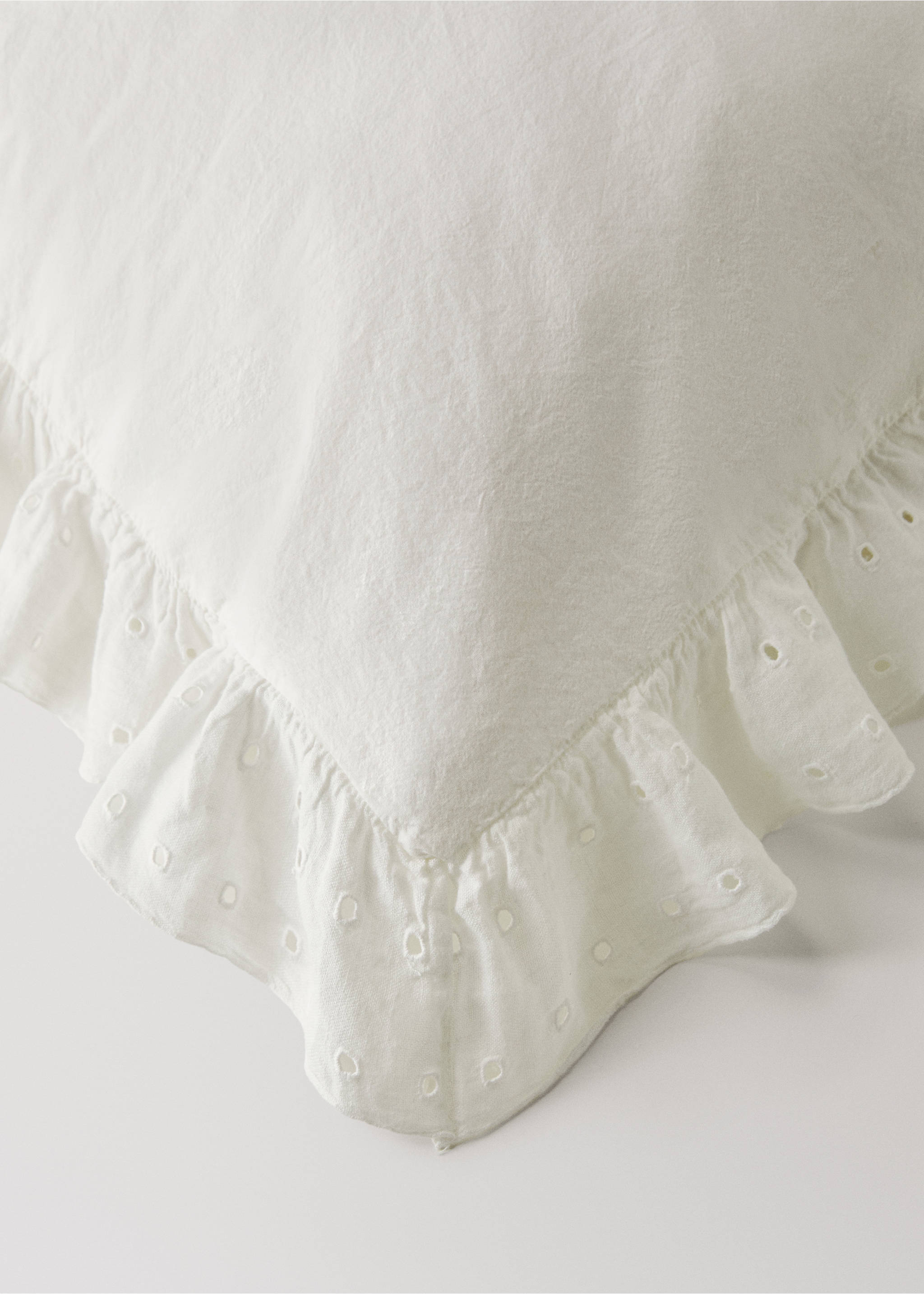 Two cotton garment-dyed pillowcases with linen ruffle 60x60 cm - Details of the article 3, Off White. Ref: 27012982-00.