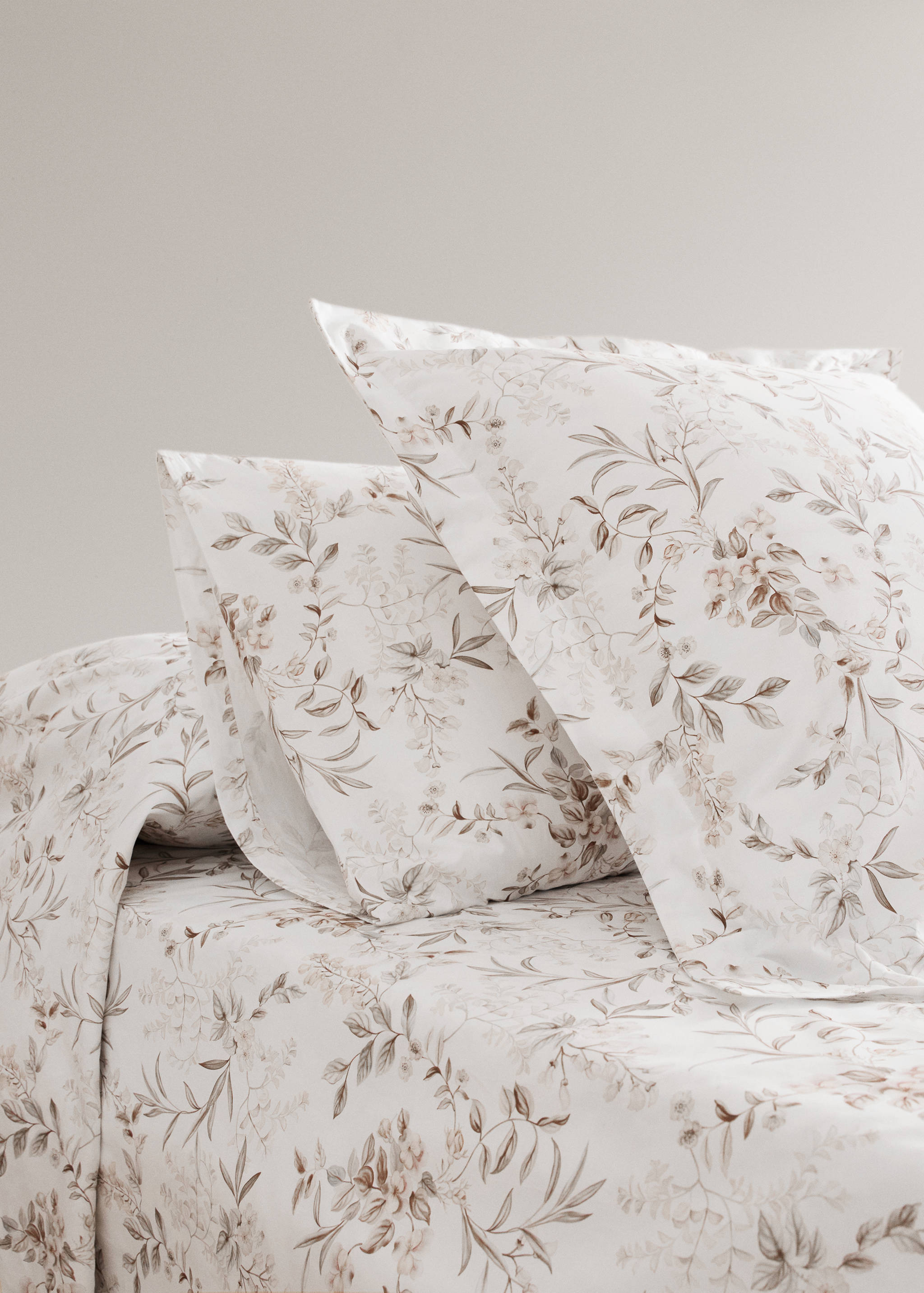 Two garden floral print pillow covers 60x60 cm - General plane