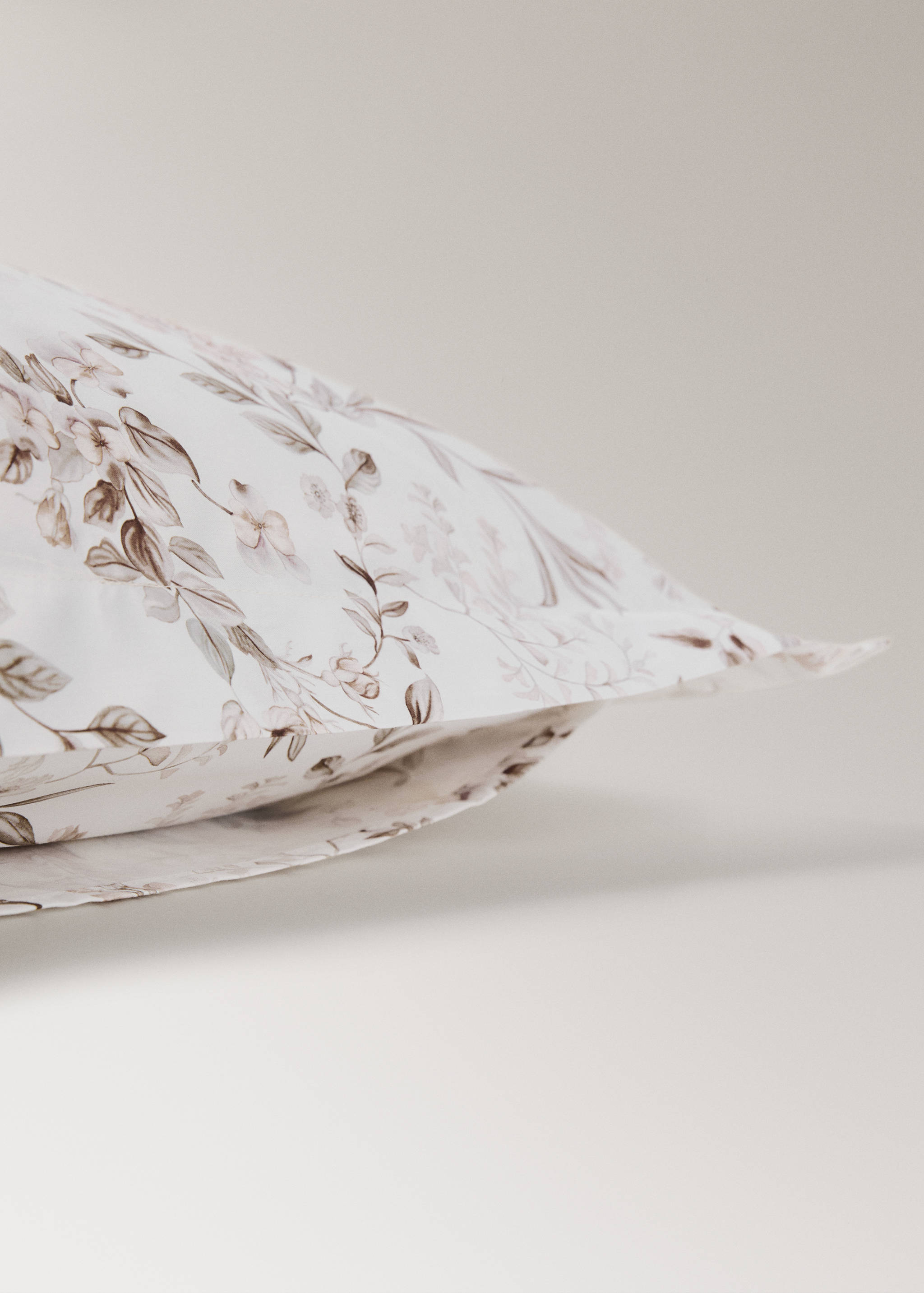 Two garden floral print pillow covers 60x60 cm - Details of the article 2