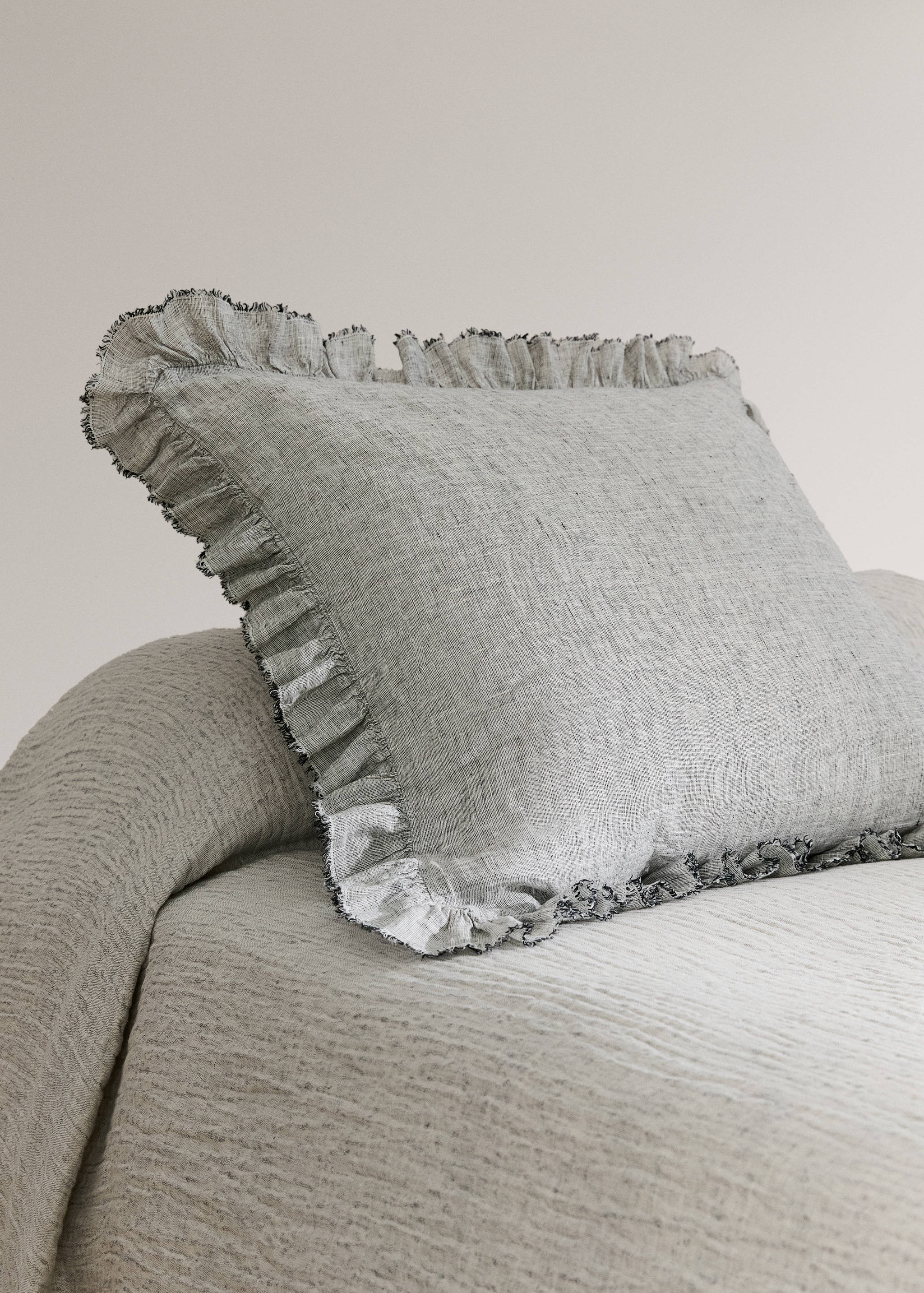 Linen pillowcase with ruffles 50X75 cm - General plane