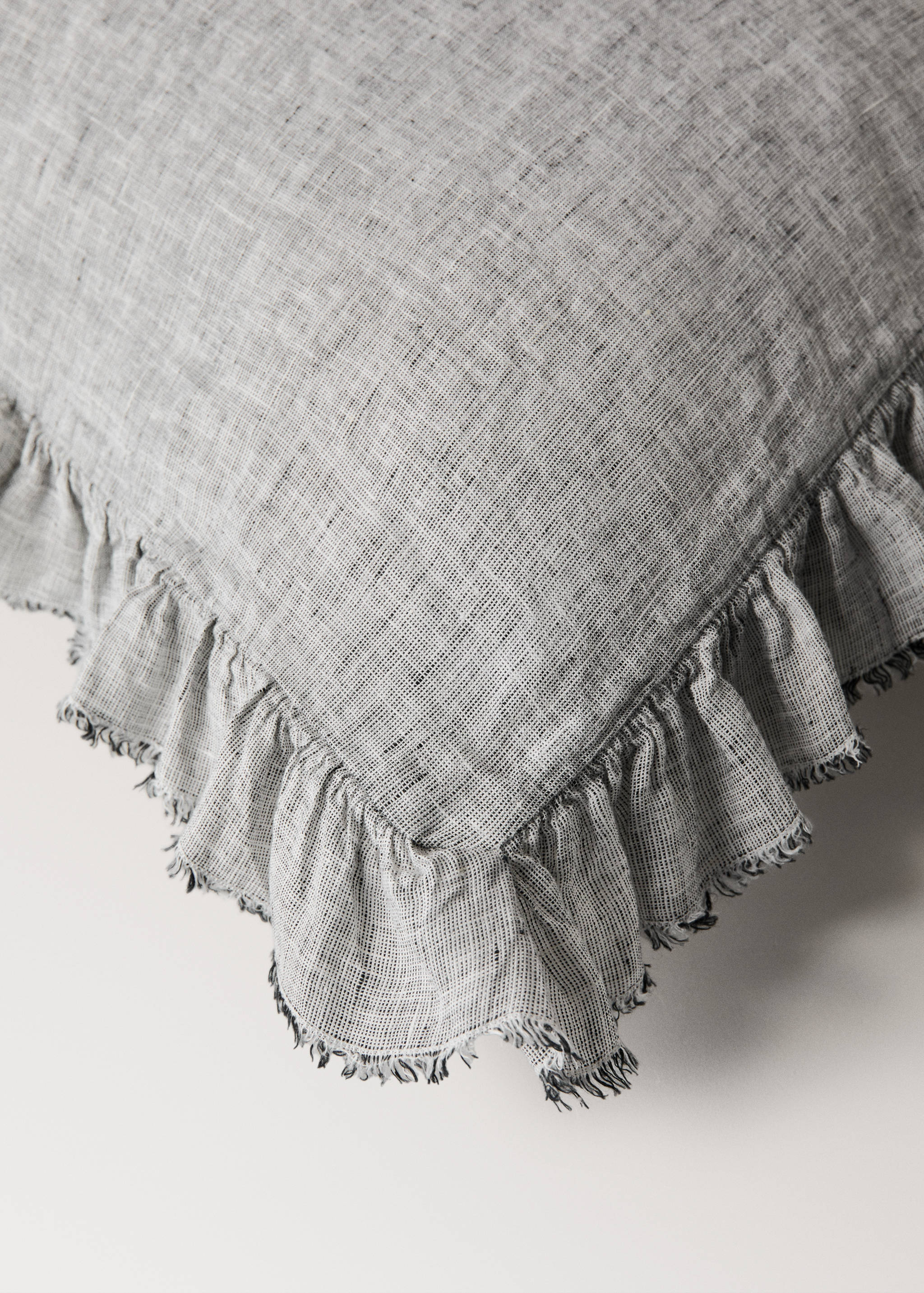 linen pillowcase with ruffles 60x60cm - Details of the article 1