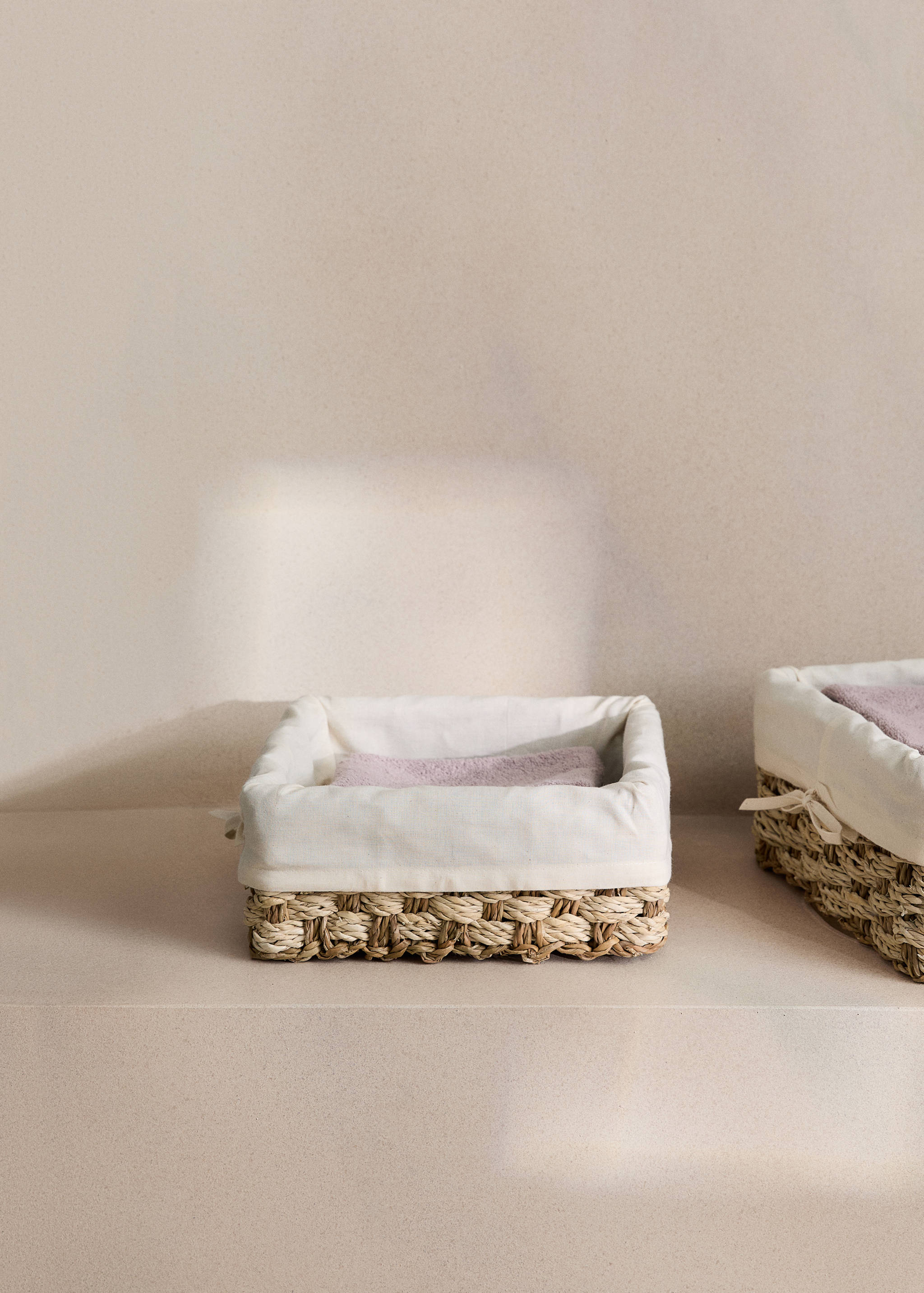 Small woven seagrass basket - General plane