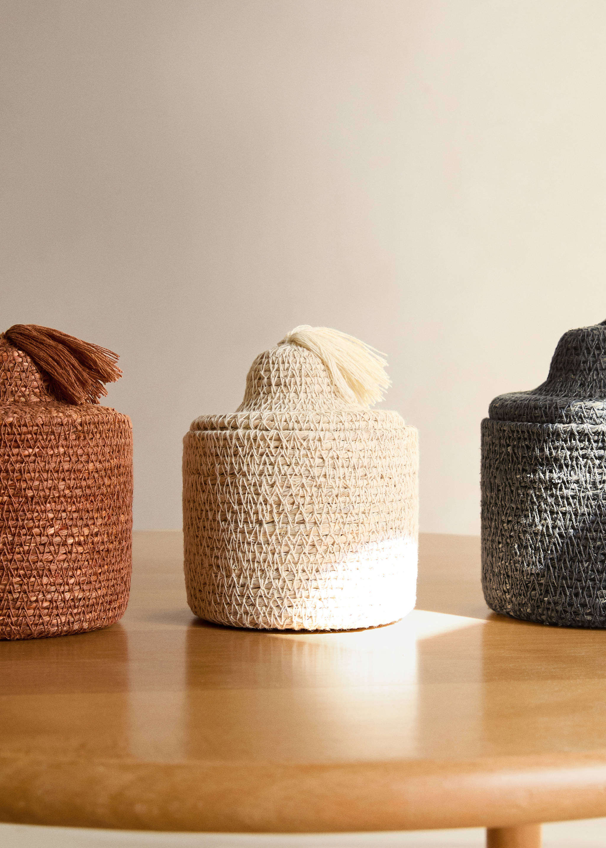 Basket with lid and tassel detail - General plane