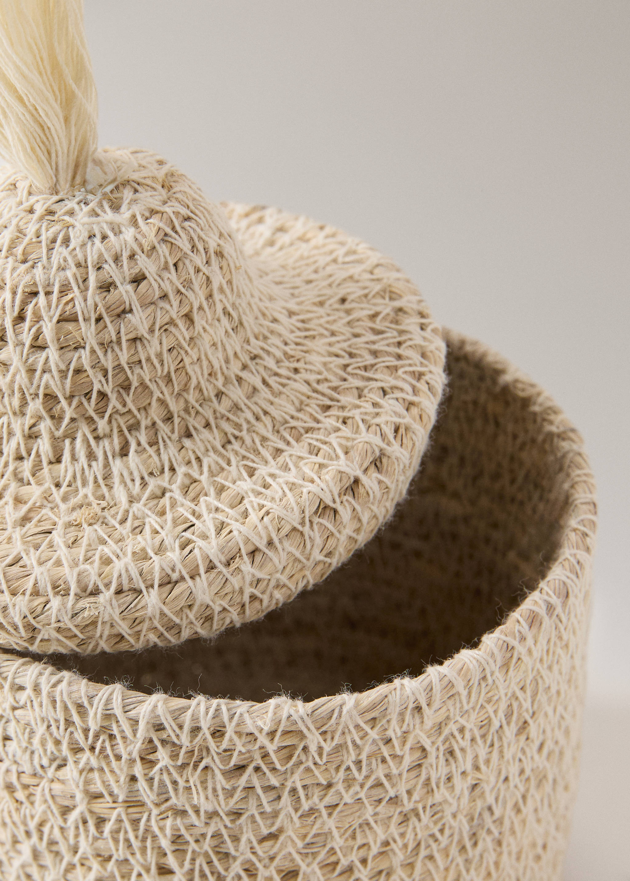 Basket with lid and tassel detail - Details of the article 1
