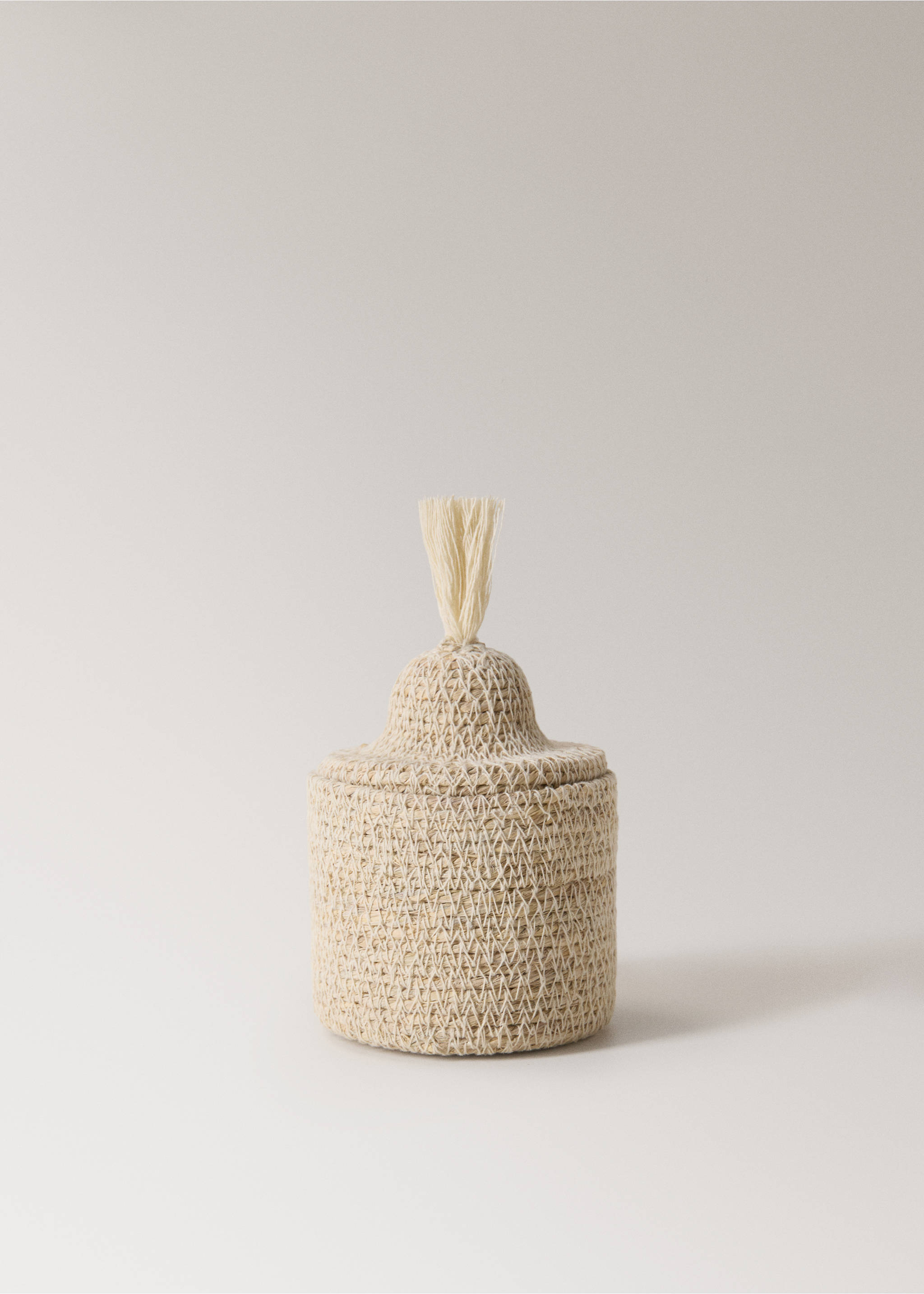 Basket with lid and tassel detail - Article without model, Ecru. Ref: 27013282-00.