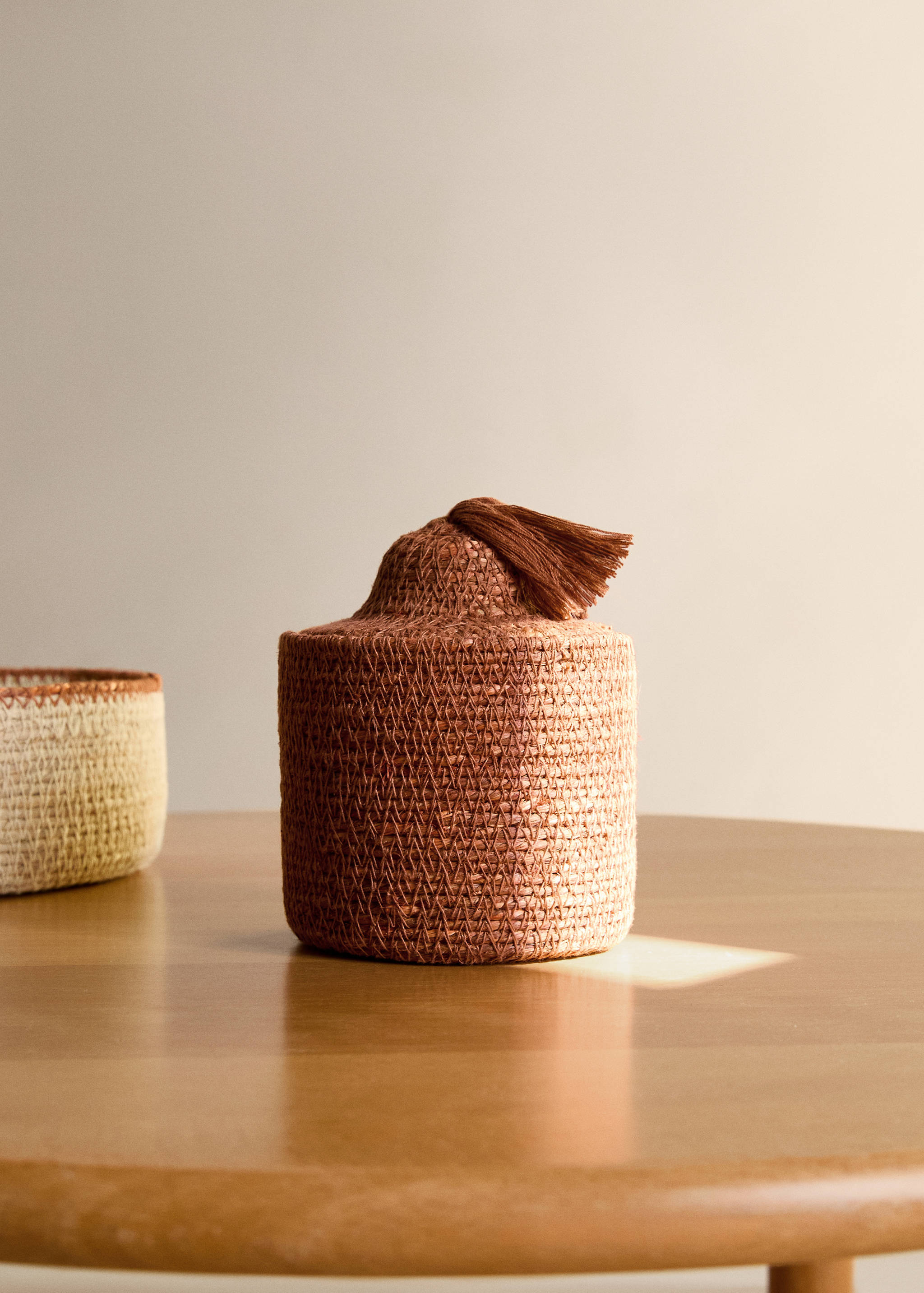 Basket with lid and tassel detail - General plane