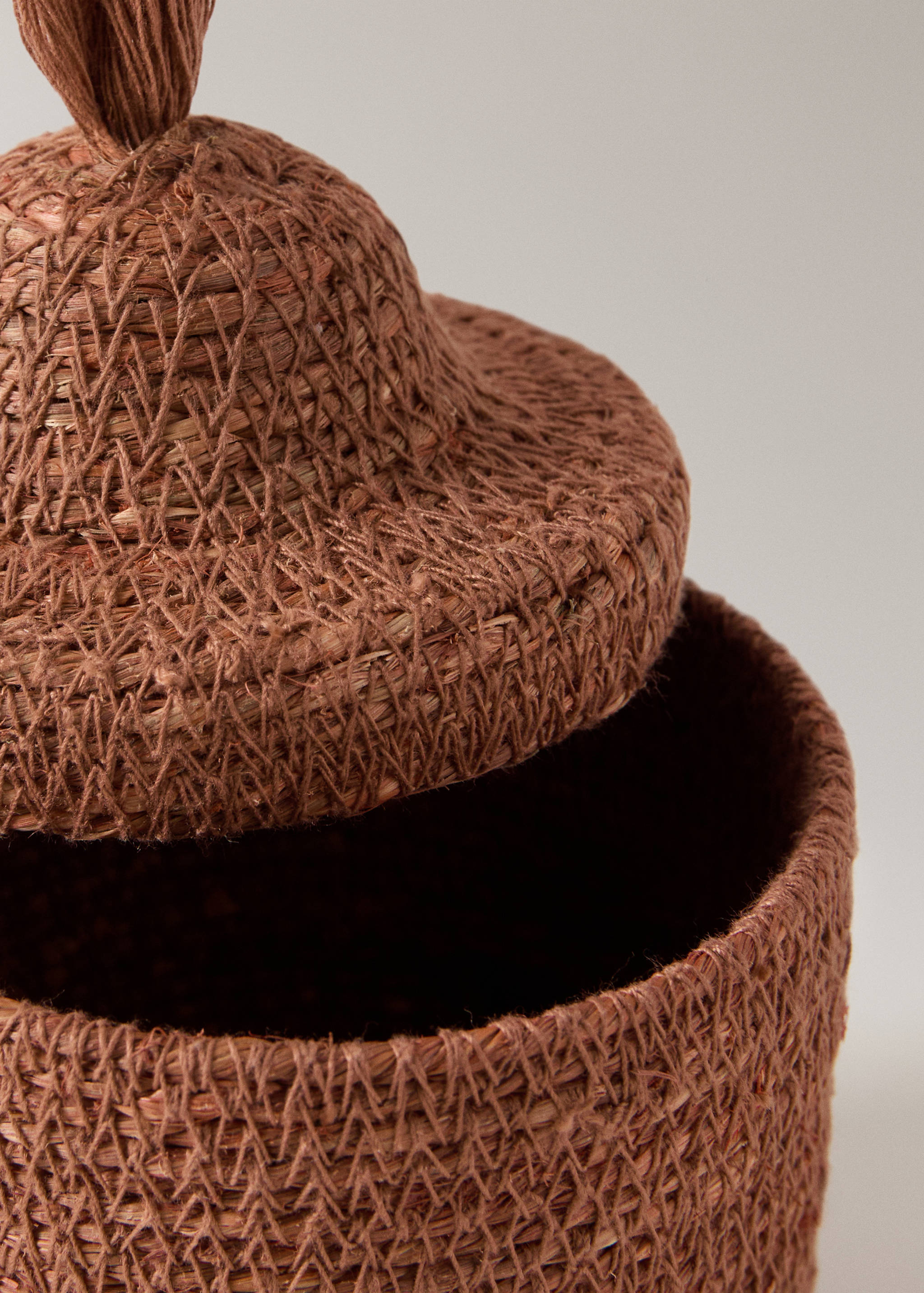 Basket with lid and tassel detail - Details of the article 1