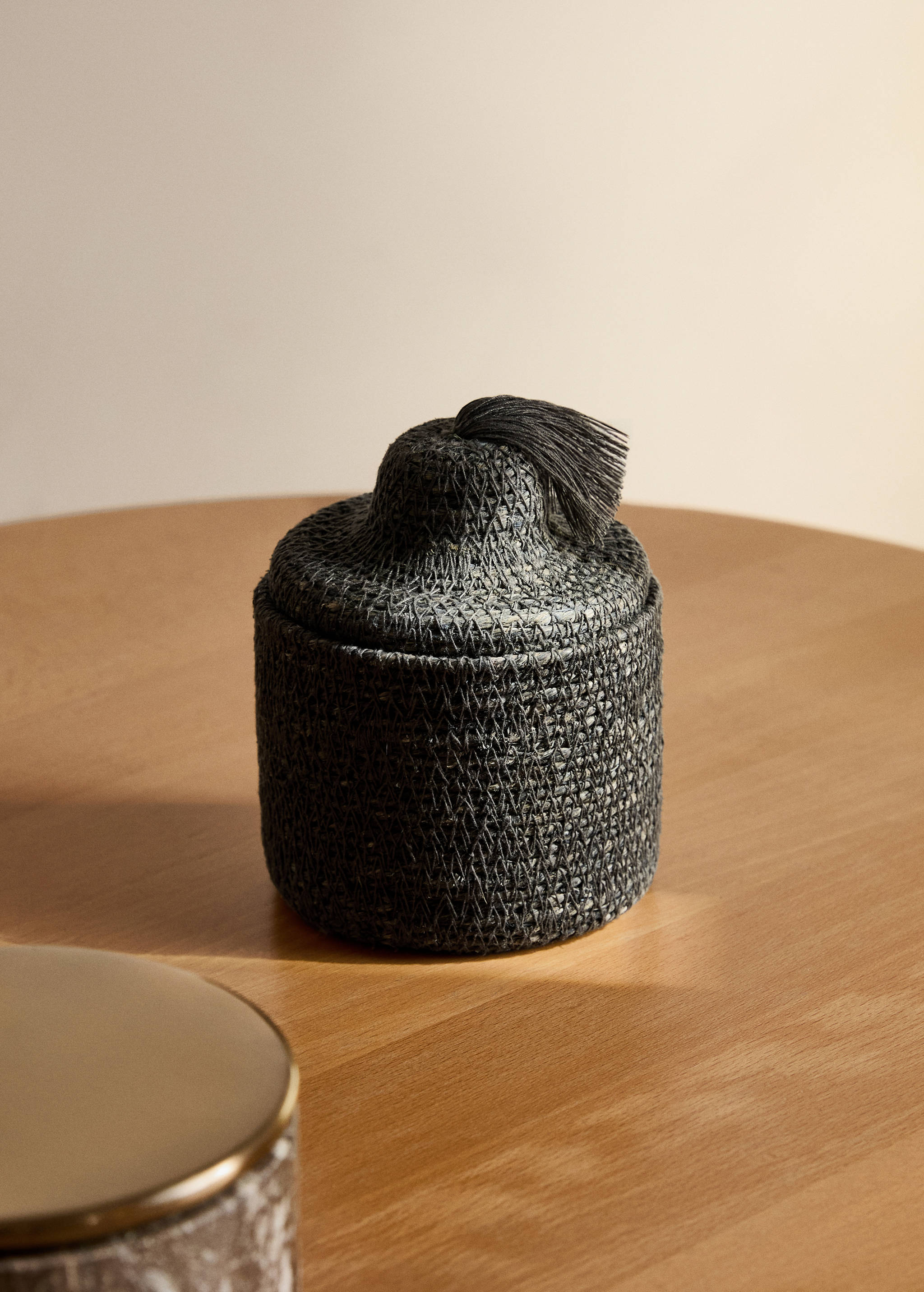 Basket with lid and tassel detail - General plane