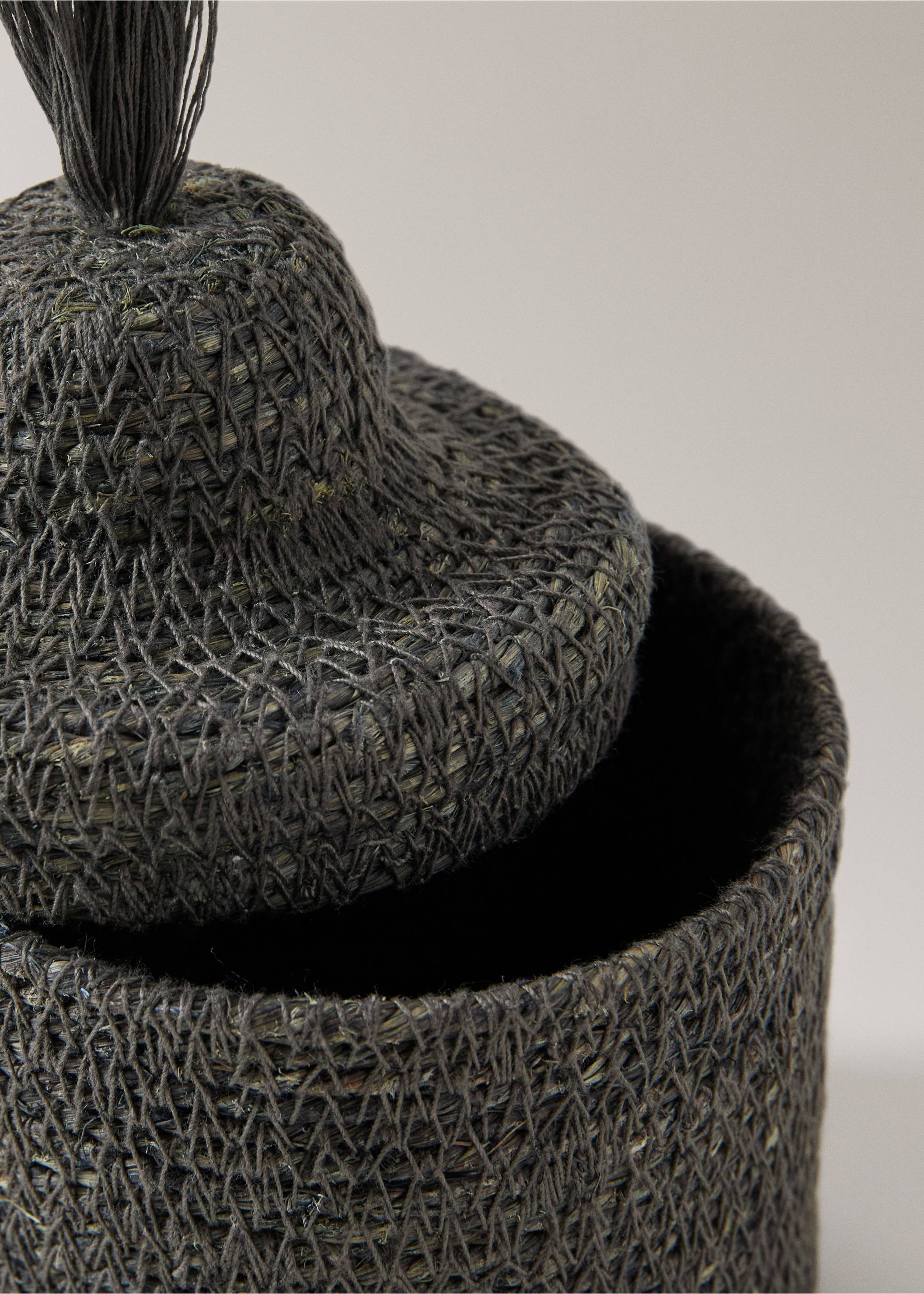 Basket with lid and tassel detail - Details of the article 1, Dark Heather Grey. Ref: 27013282-00.