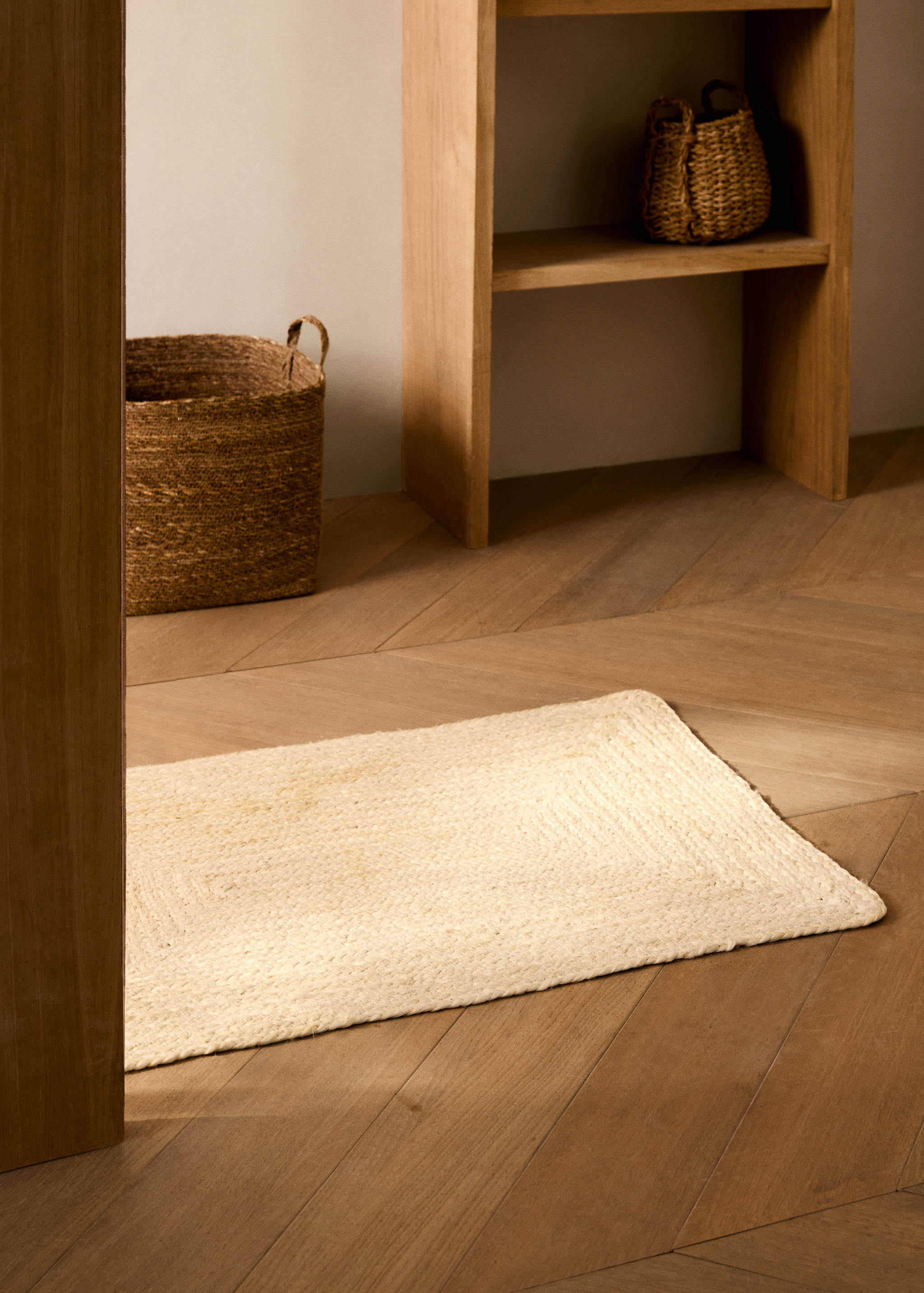 Small bleached braided jute carpet - General plane