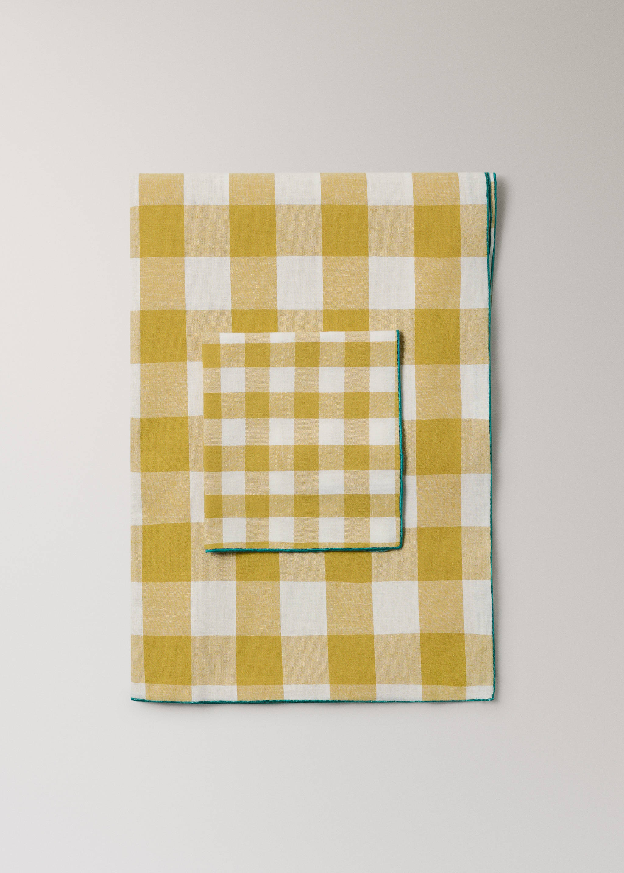 Cotton linen gingham tablecloth for 2 to 4 guests - Article without model