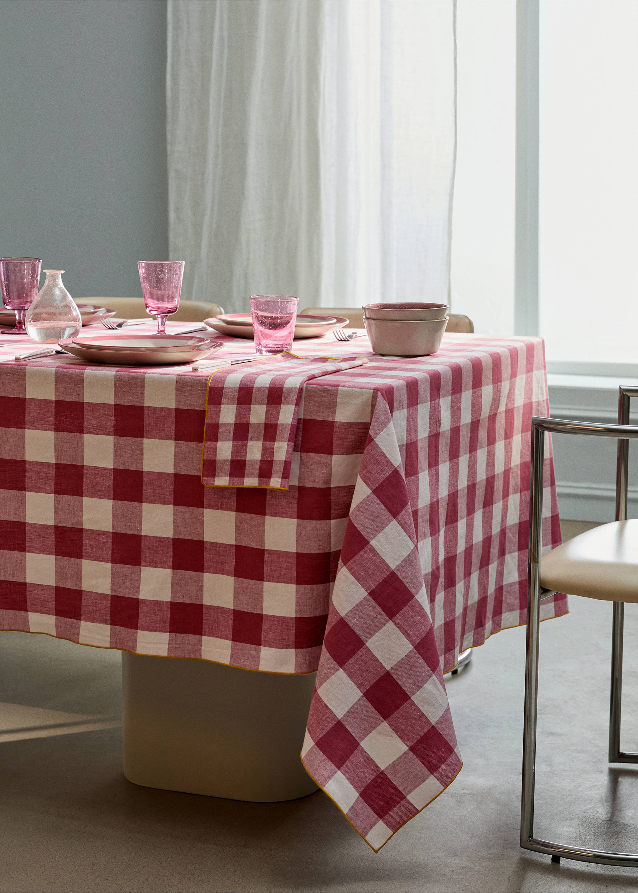 Cotton linen gingham tablecloth for 2 to 4 guests - General plane, Pink. Ref: 27013294-00.