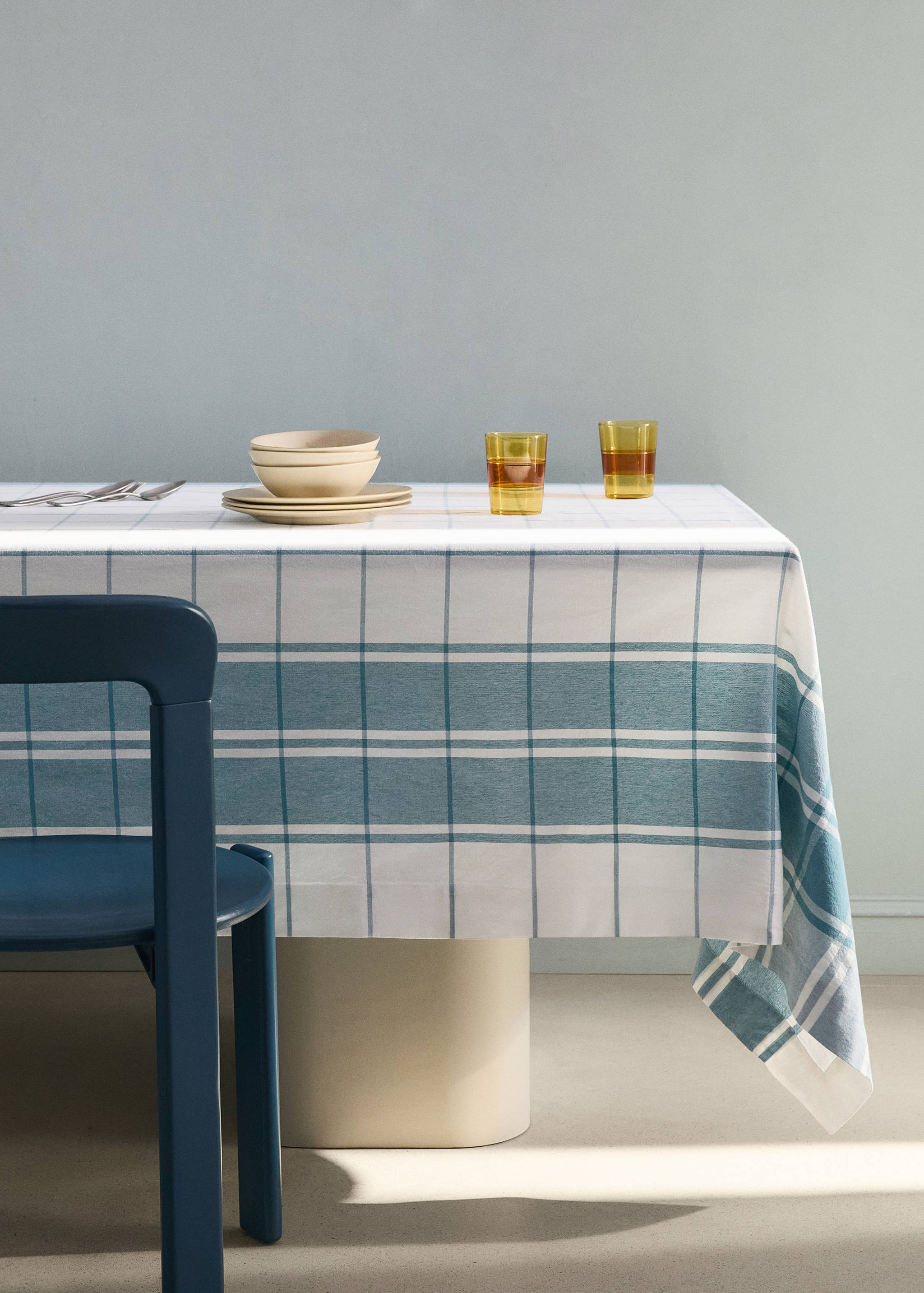 100% cotton tablecloth with contrasting stripes for 2 to 4 people - General plane