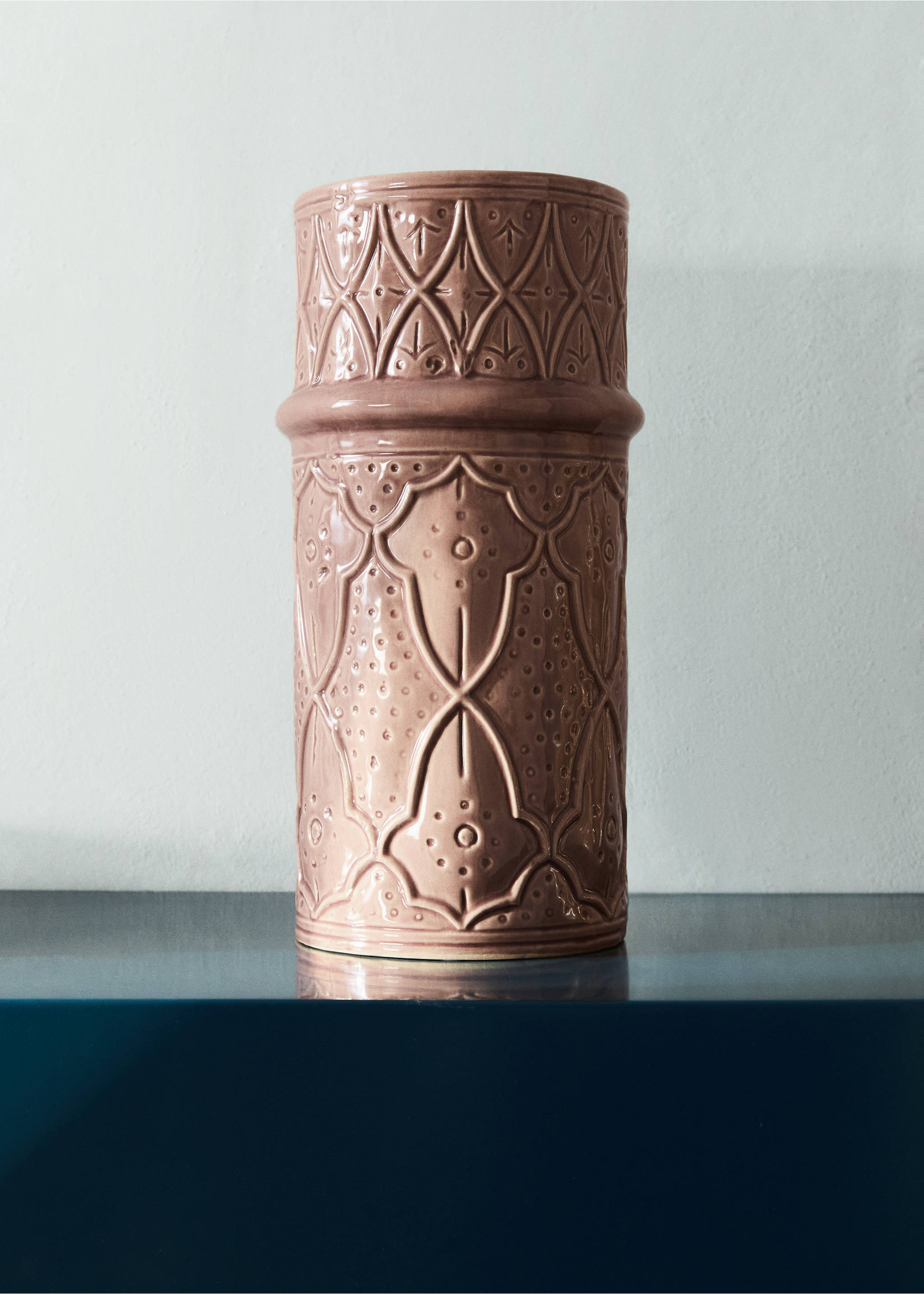 Velká kameninová váza s reliéfním vzorem - Celkový náhled, Růžová. Ref: 27013298-00.