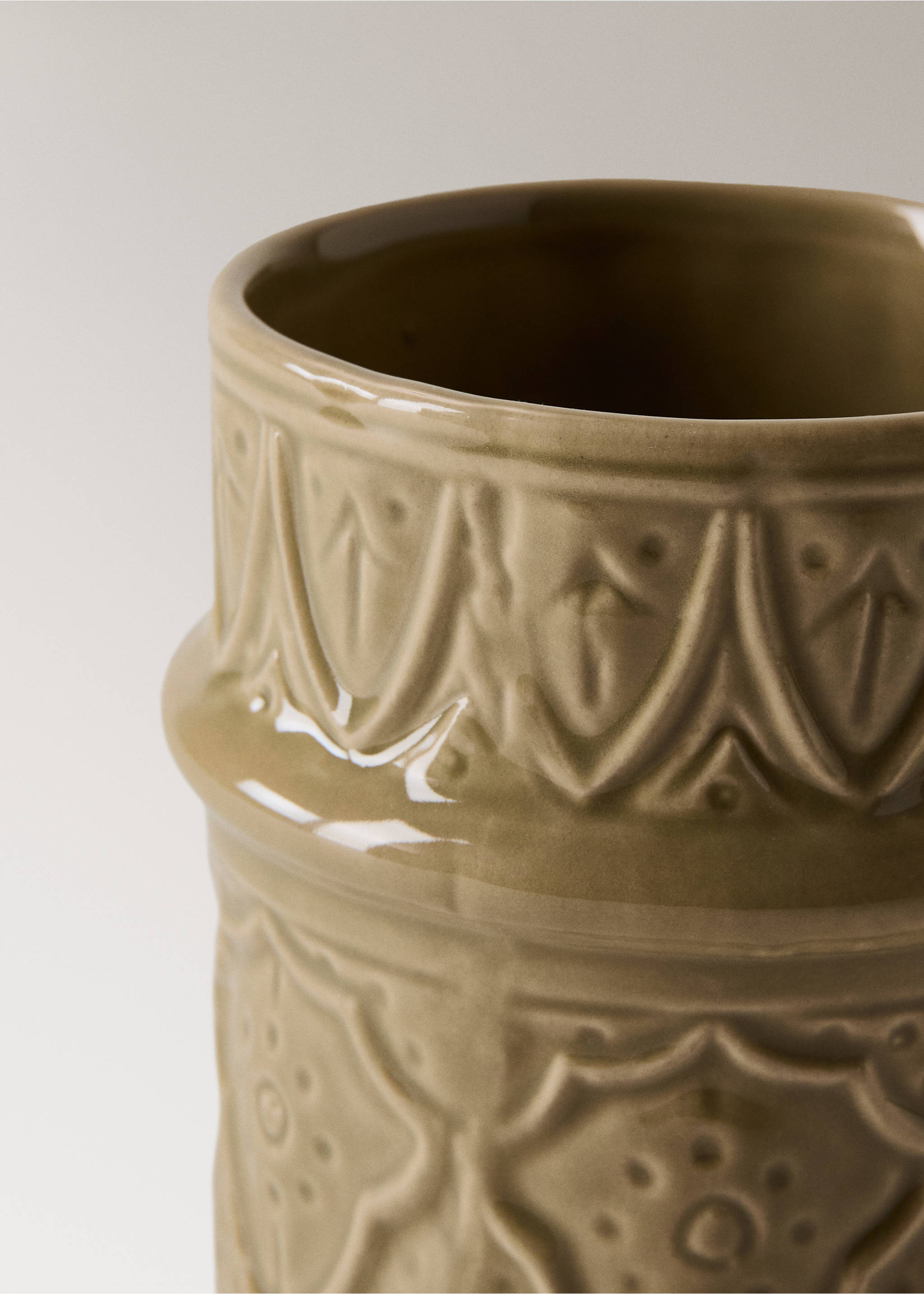 Small embossed stoneware vase - Details of the article 1, Olive Green. Ref: 27013299-00.