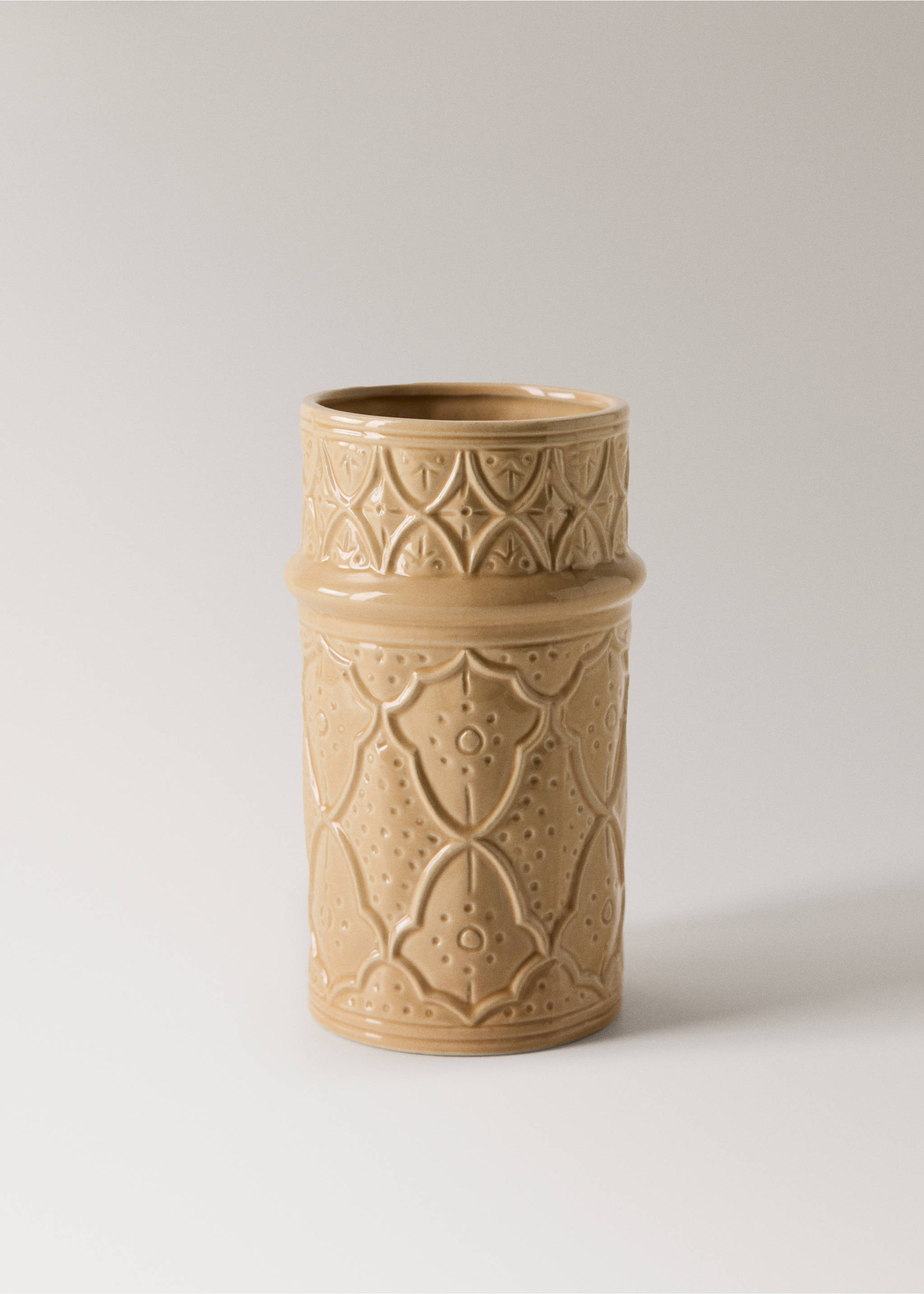 Medium stoneware embossed vase - Article without model, Ochre. Ref: 27013300-00.