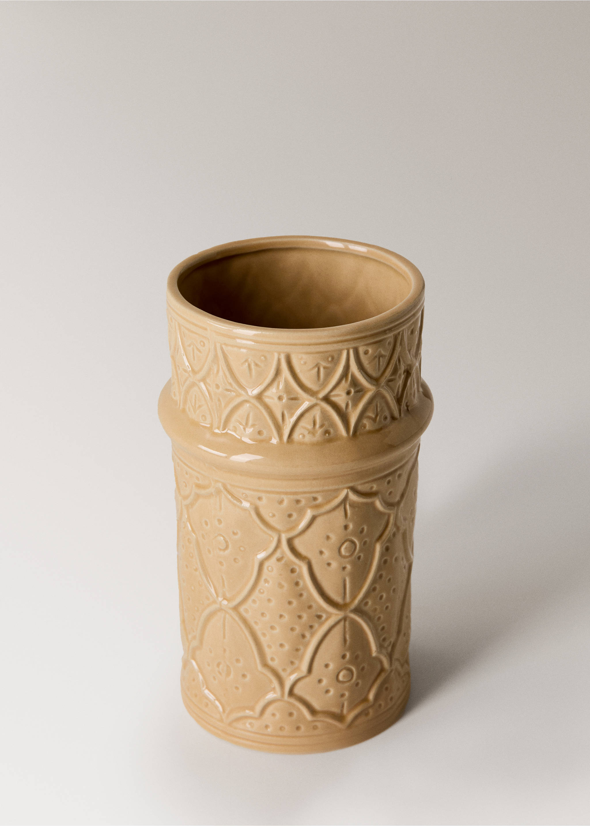 Medium stoneware embossed vase - Details of the article 1, Ochre. Ref: 27013300-00.
