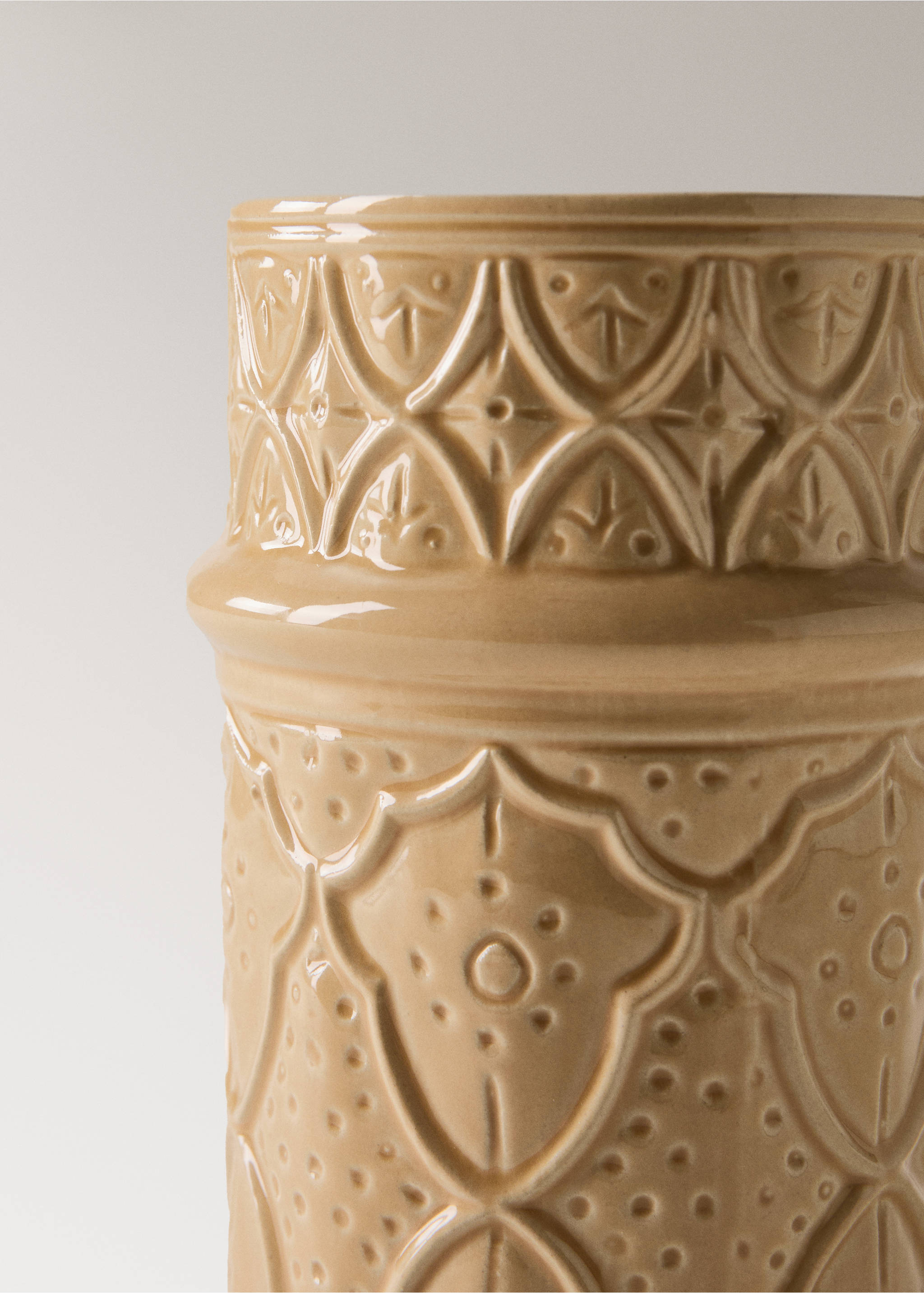 Medium stoneware embossed vase - Details of the article 2, Ochre. Ref: 27013300-00.