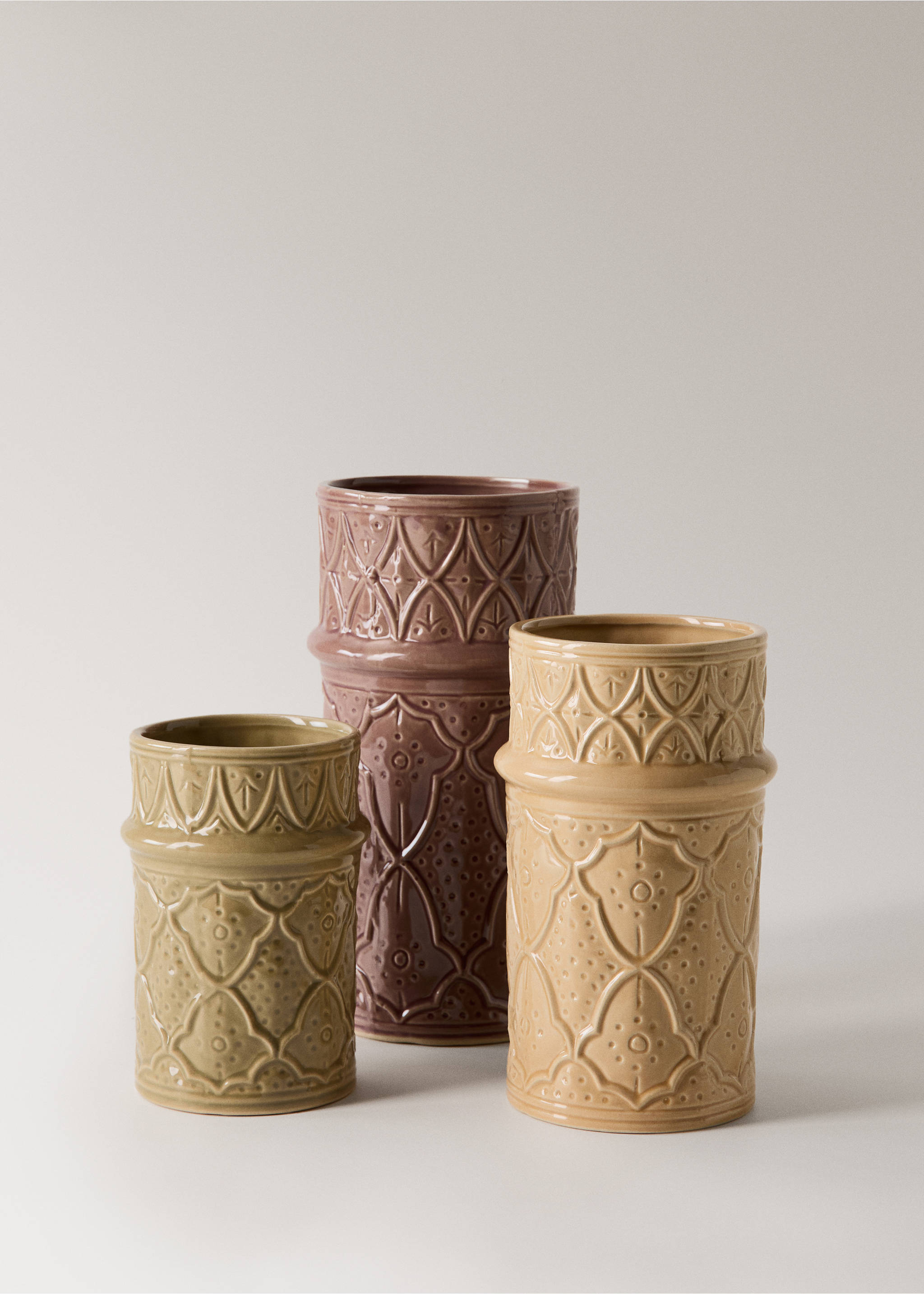 Medium stoneware embossed vase - Details of the article 3, Ochre. Ref: 27013300-00.