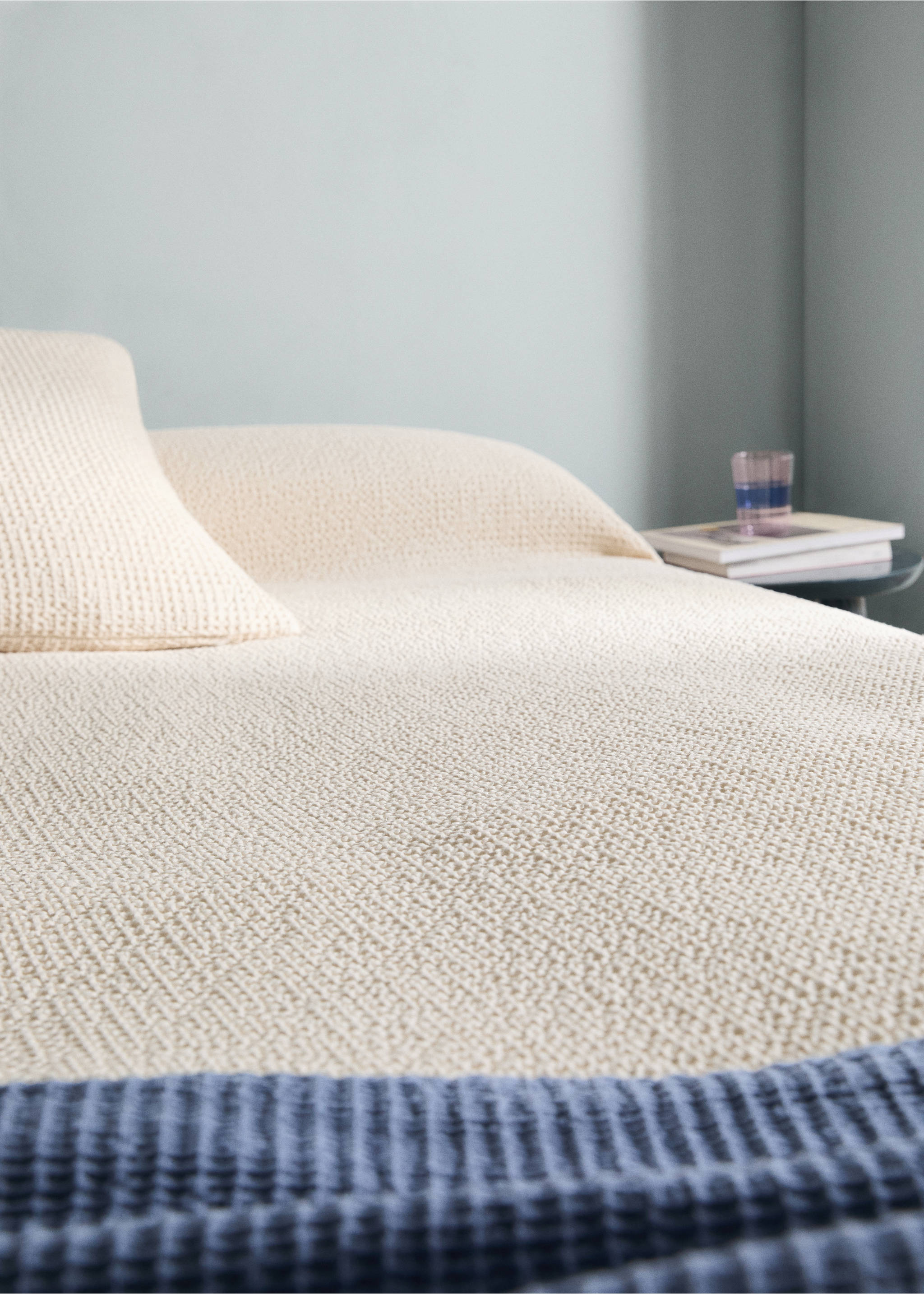 Cotton waffle garment-dyed bedspread for 180/200 cm bed - Details of the article 7, Ecru. Ref: 27013304-00.