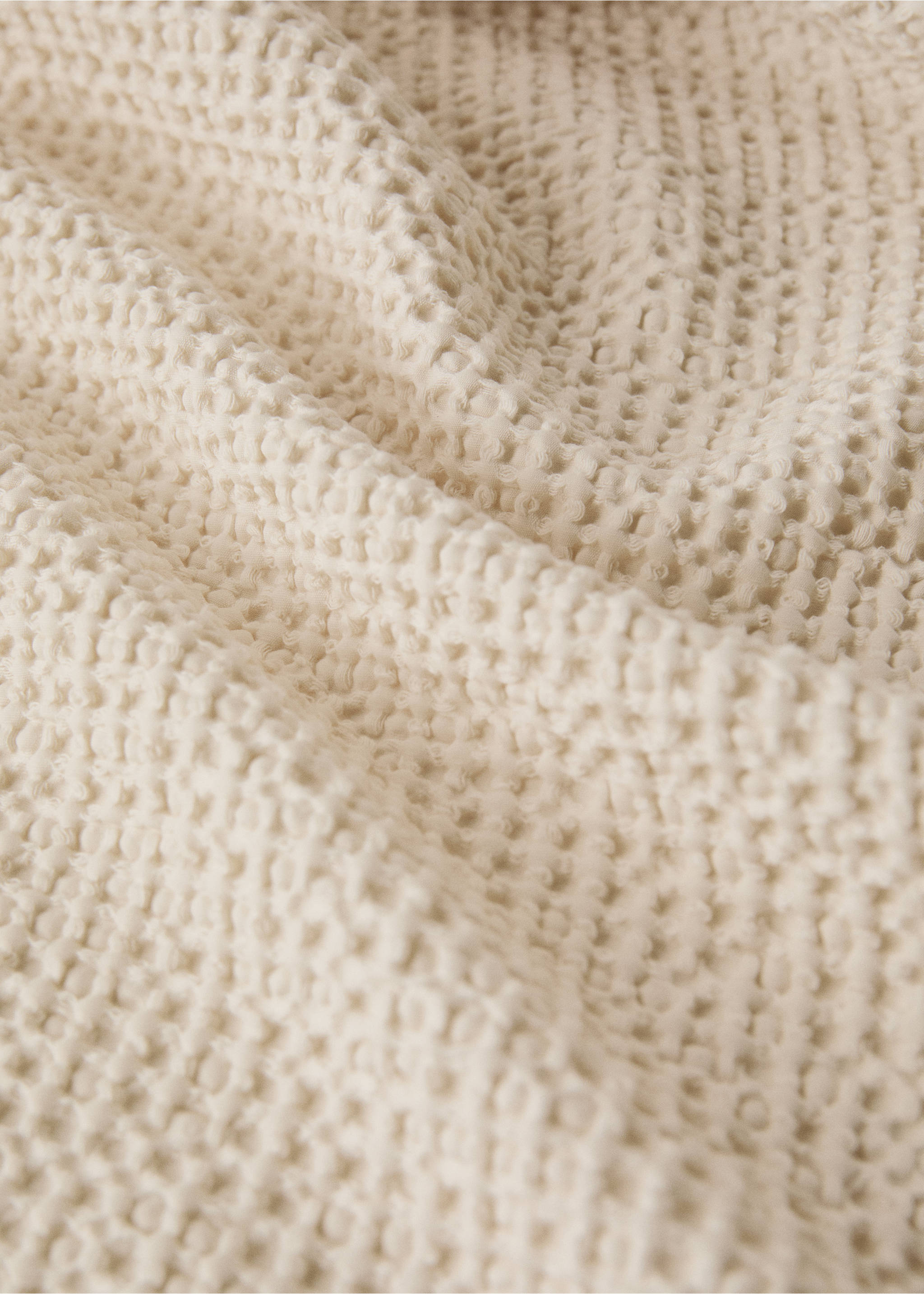 Cotton waffle garment-dyed bedspread for 180/200 cm bed - Details of the article 2, Ecru. Ref: 27013304-00.