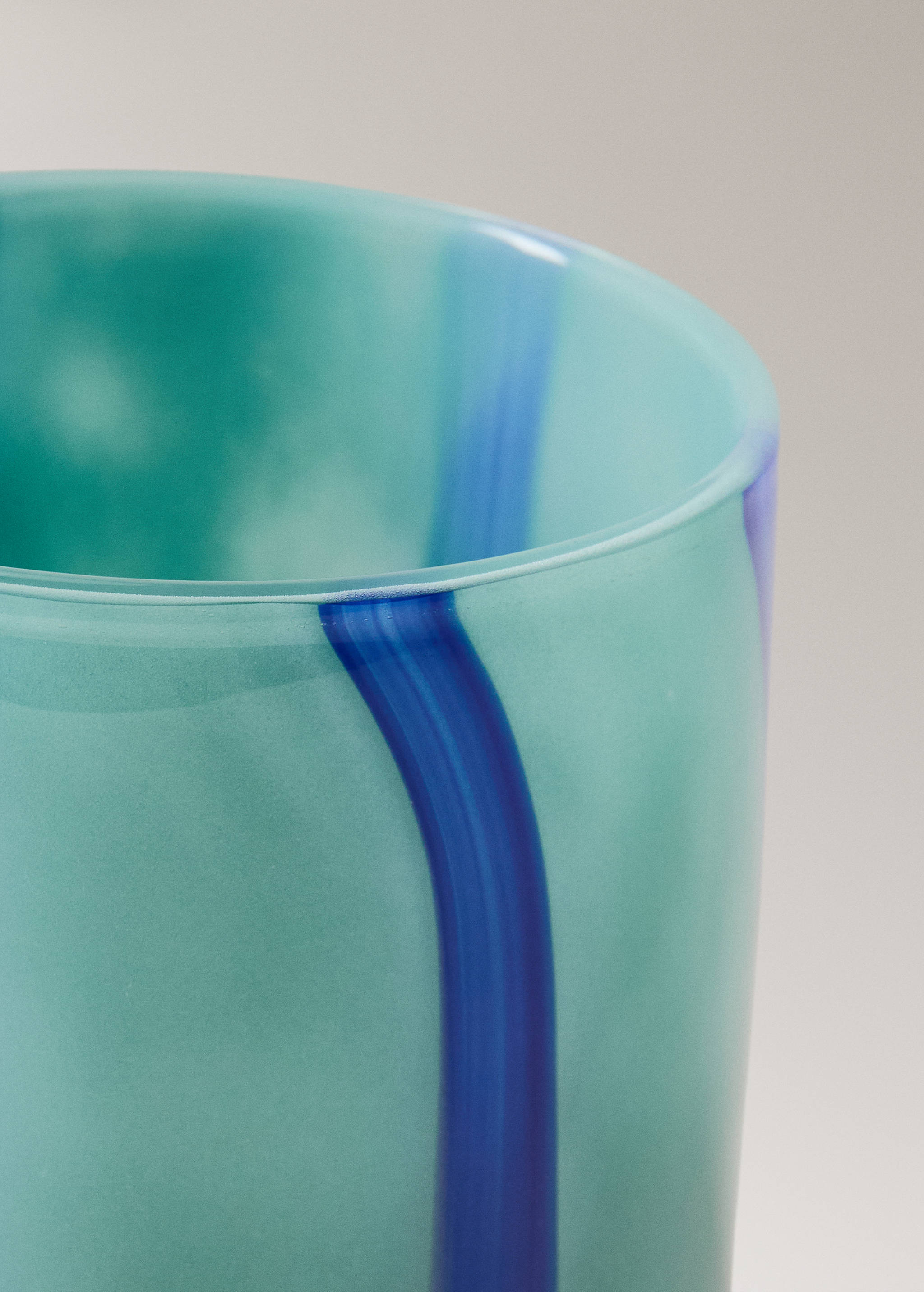Small coloured glass vase with stripes - Details of the article 1