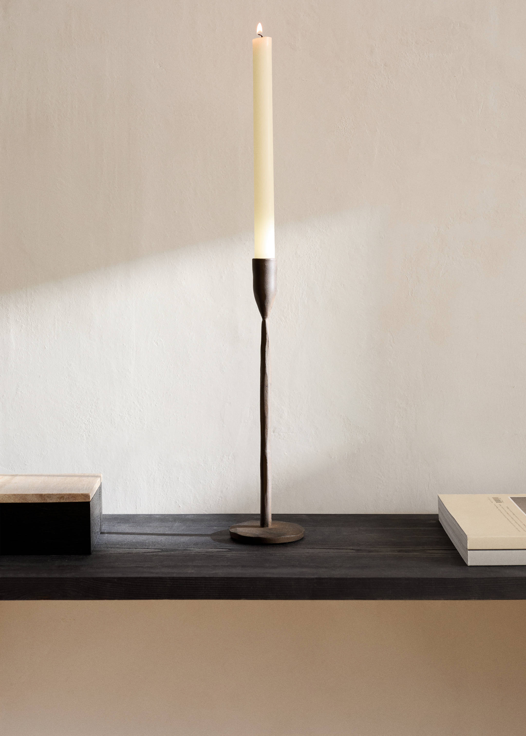 Vysoký železný svícen - Celkový náhled