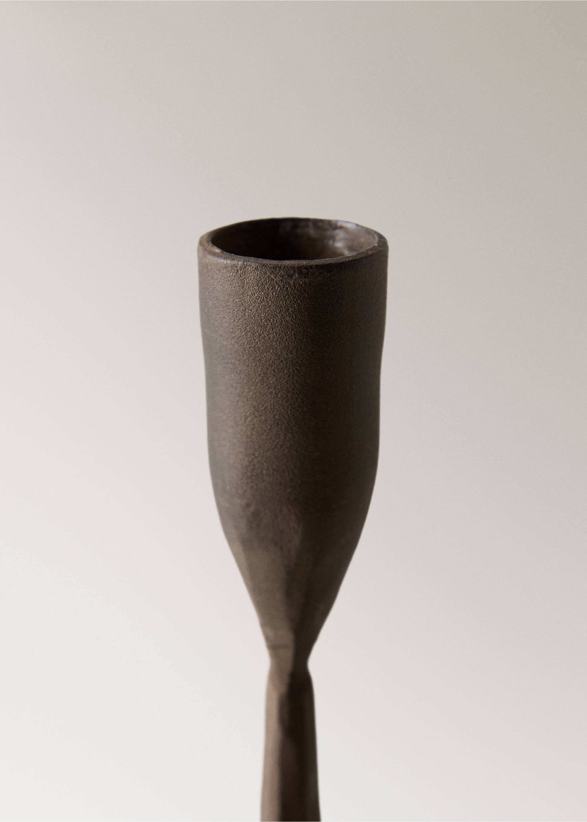 Tall iron candelabra - Details of the article 1, Chocolate. Ref: 27013315-00.