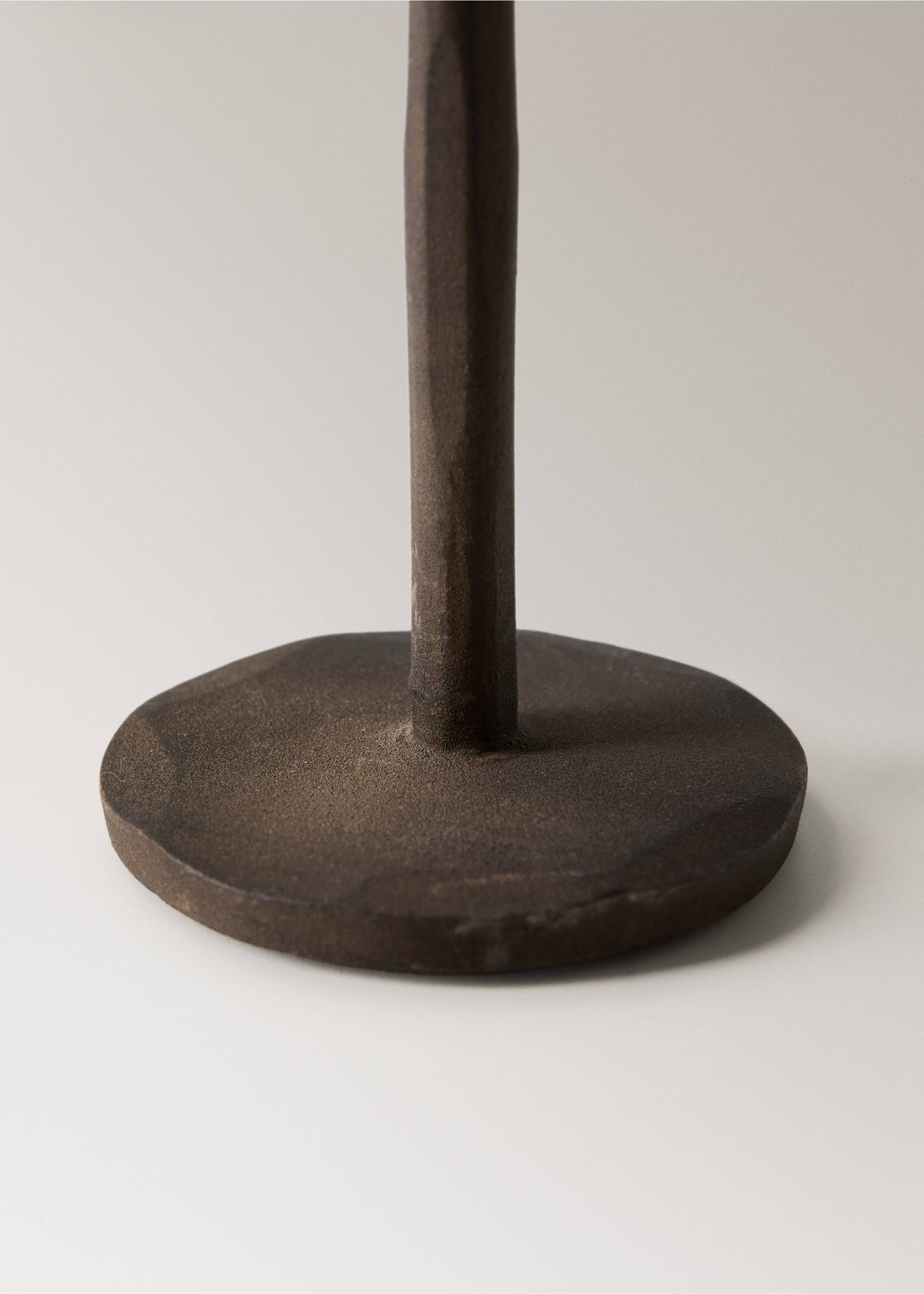 Tall iron candelabra - Details of the article 2, Chocolate. Ref: 27013315-00.