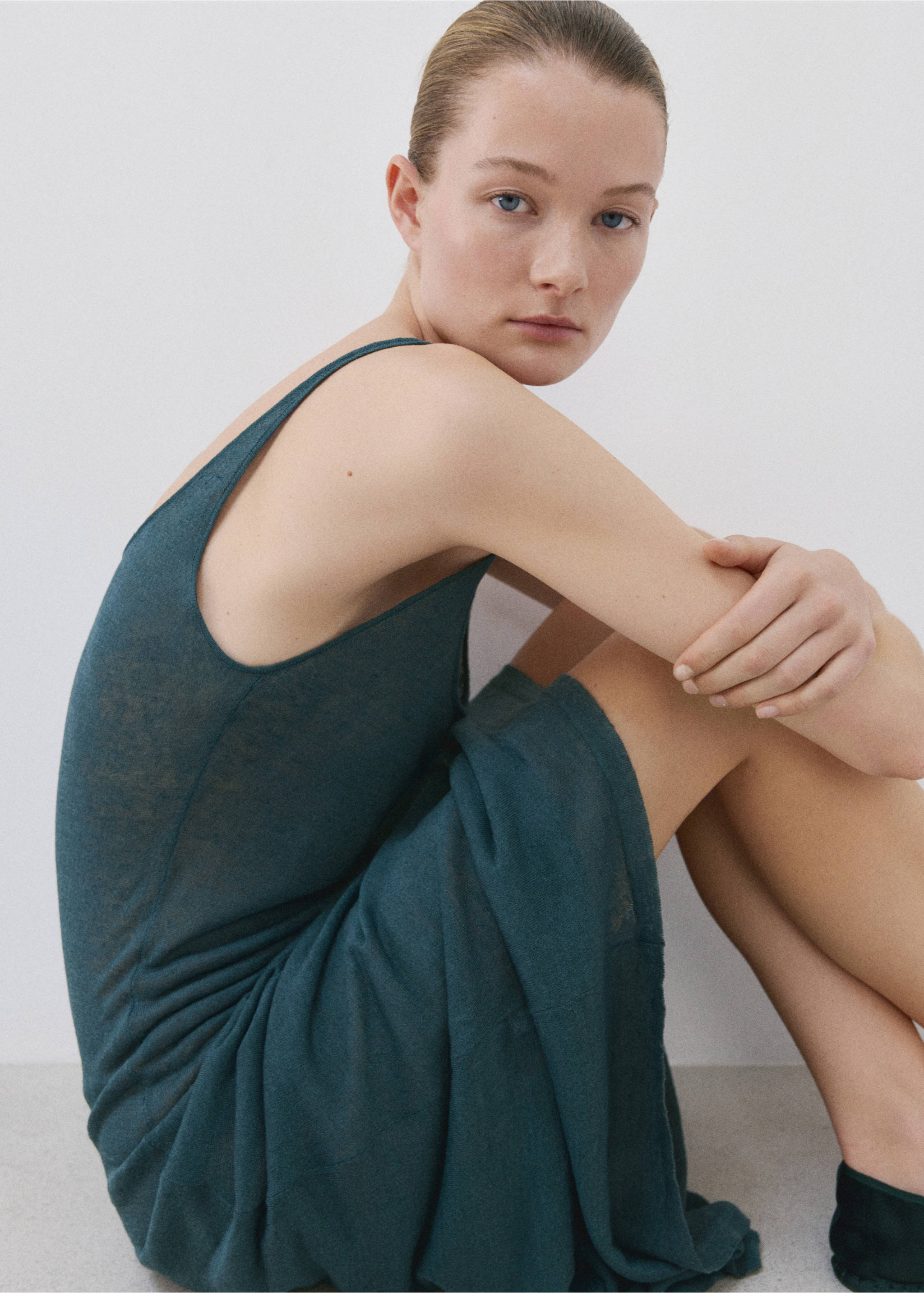 Knit linen-blend dress - Details of the article 2, Night Blue. Ref: 27013317-00.