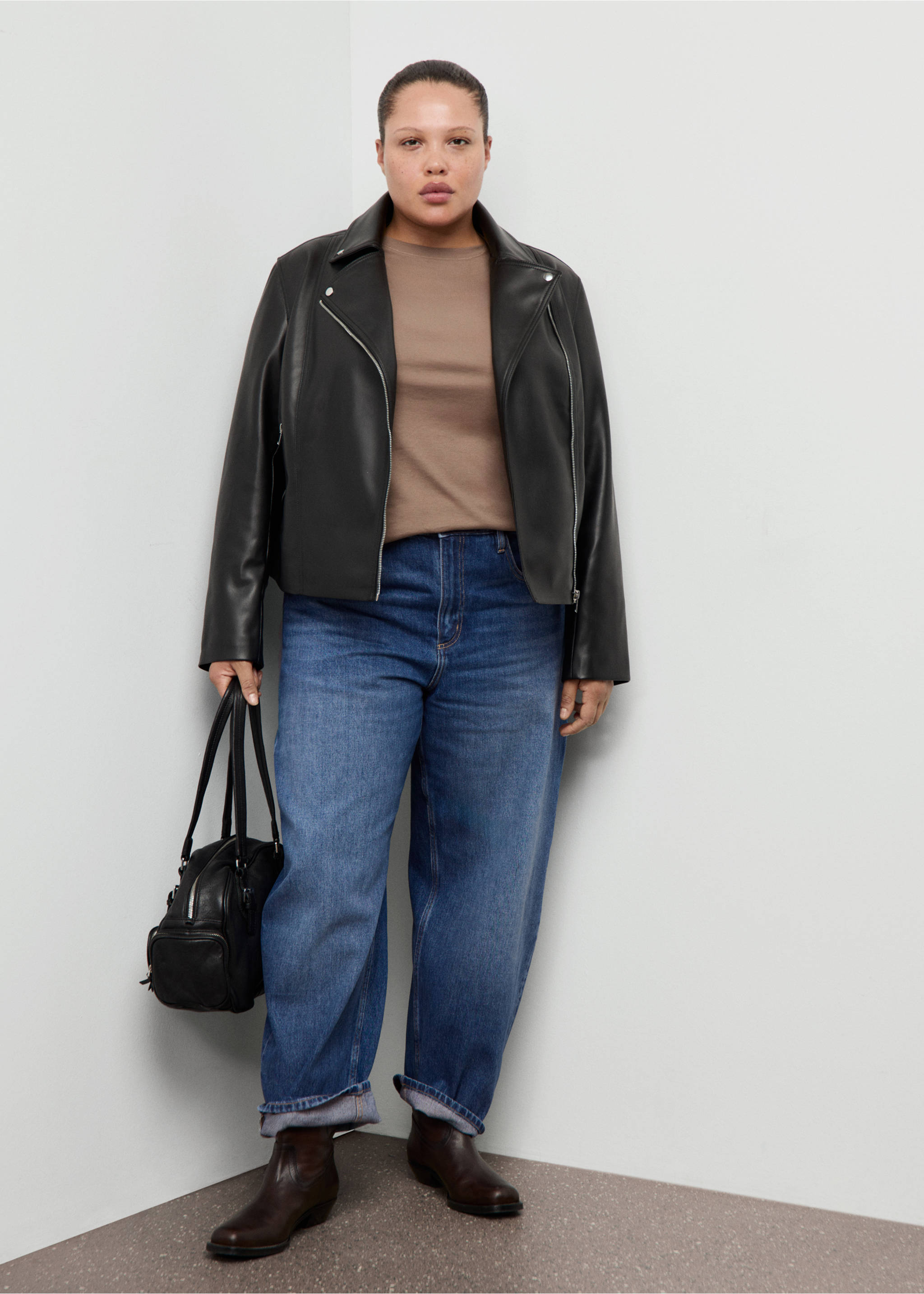 High-waisted barrel jeans - Details of the article 3, Dark Blue. Ref: 27013339-00.