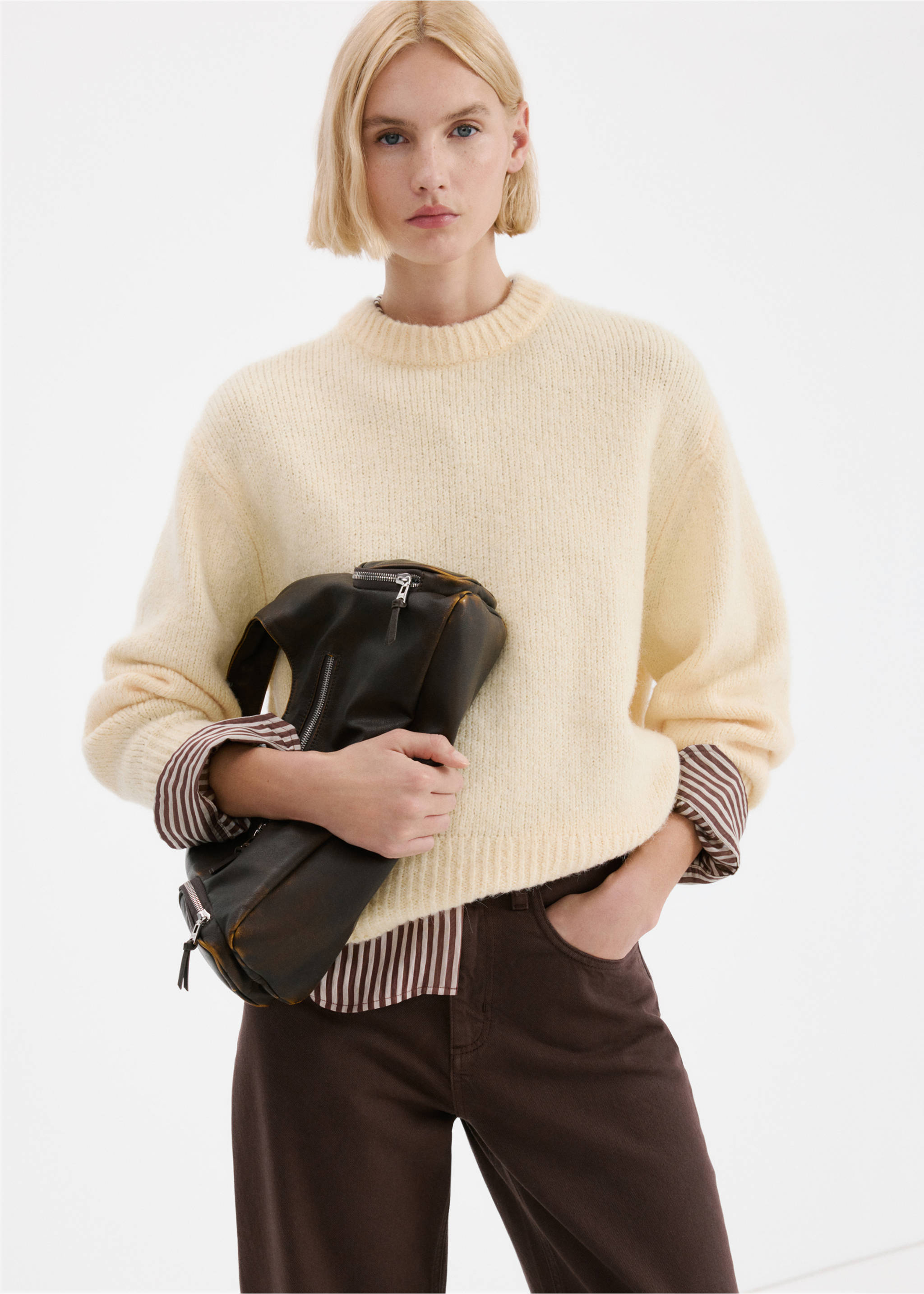 High-waisted barrel jeans - Details of the article 6, Chocolate. Ref: 27013340-00.