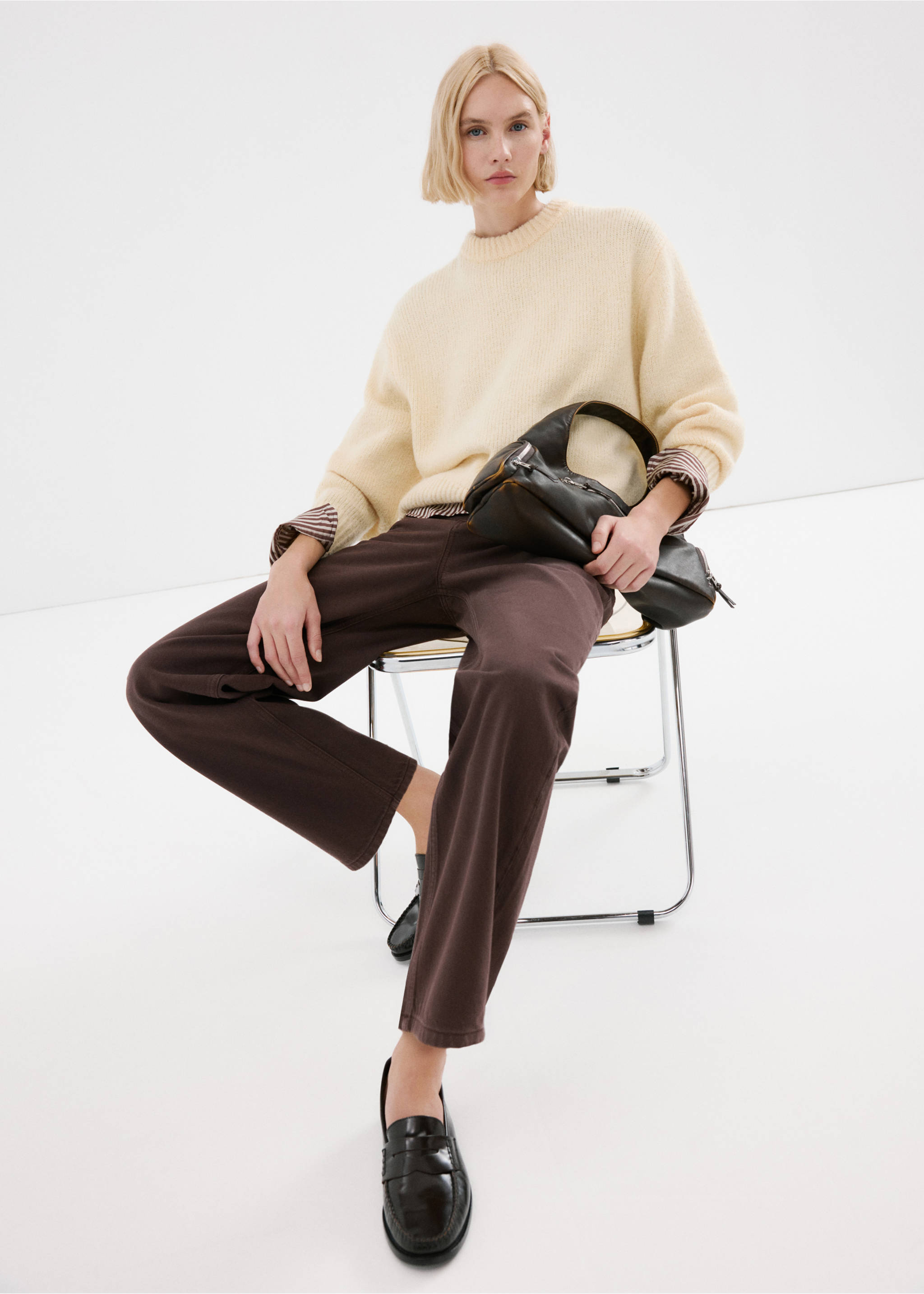 High-waisted barrel jeans - Details of the article 2, Chocolate. Ref: 27013340-00.